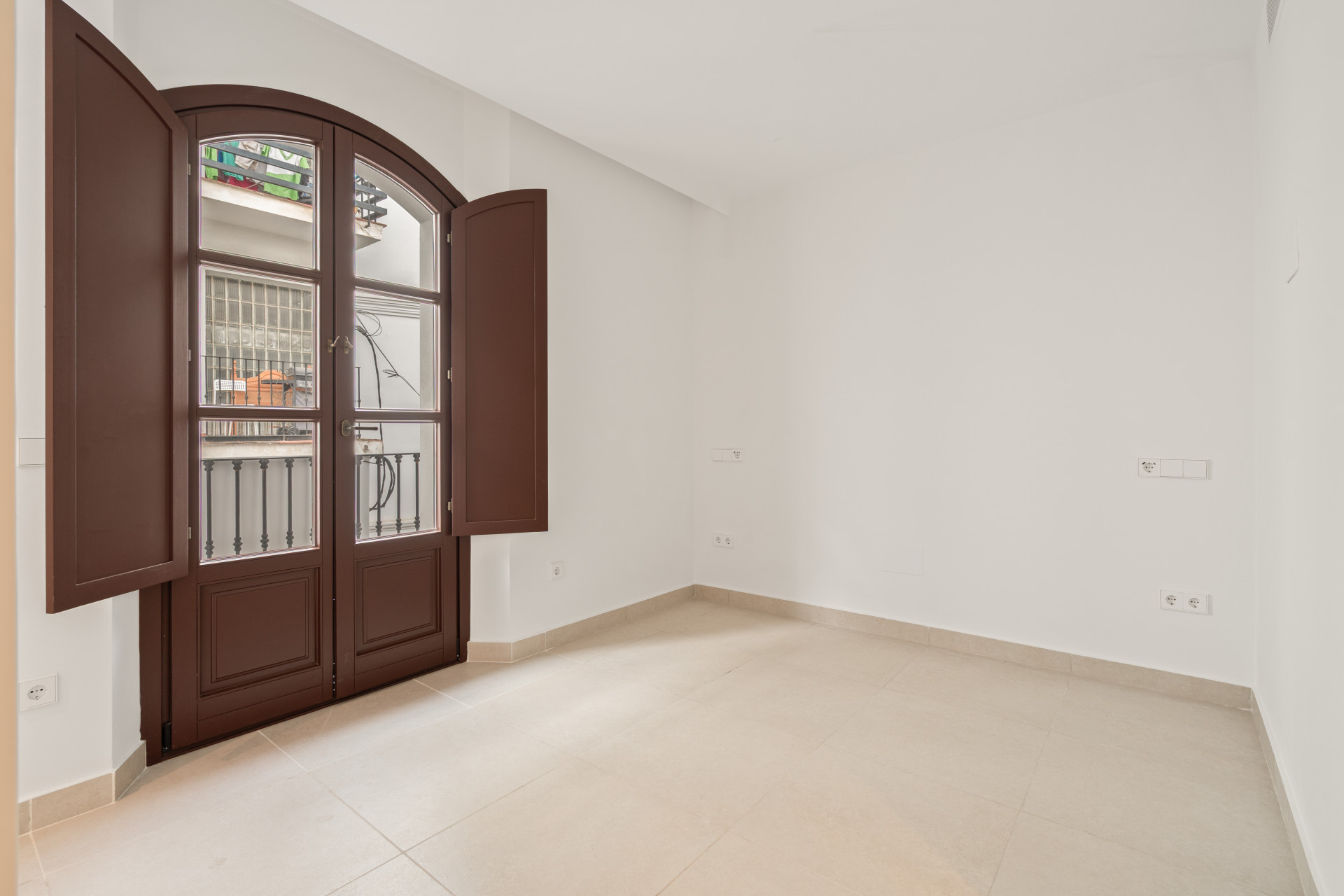 Beautifully Renovated 3-Bedroom Townhouse with Private Rooftop Solarium – Estepona Old Town, Just 80 Metres from the Beach — photo 4
