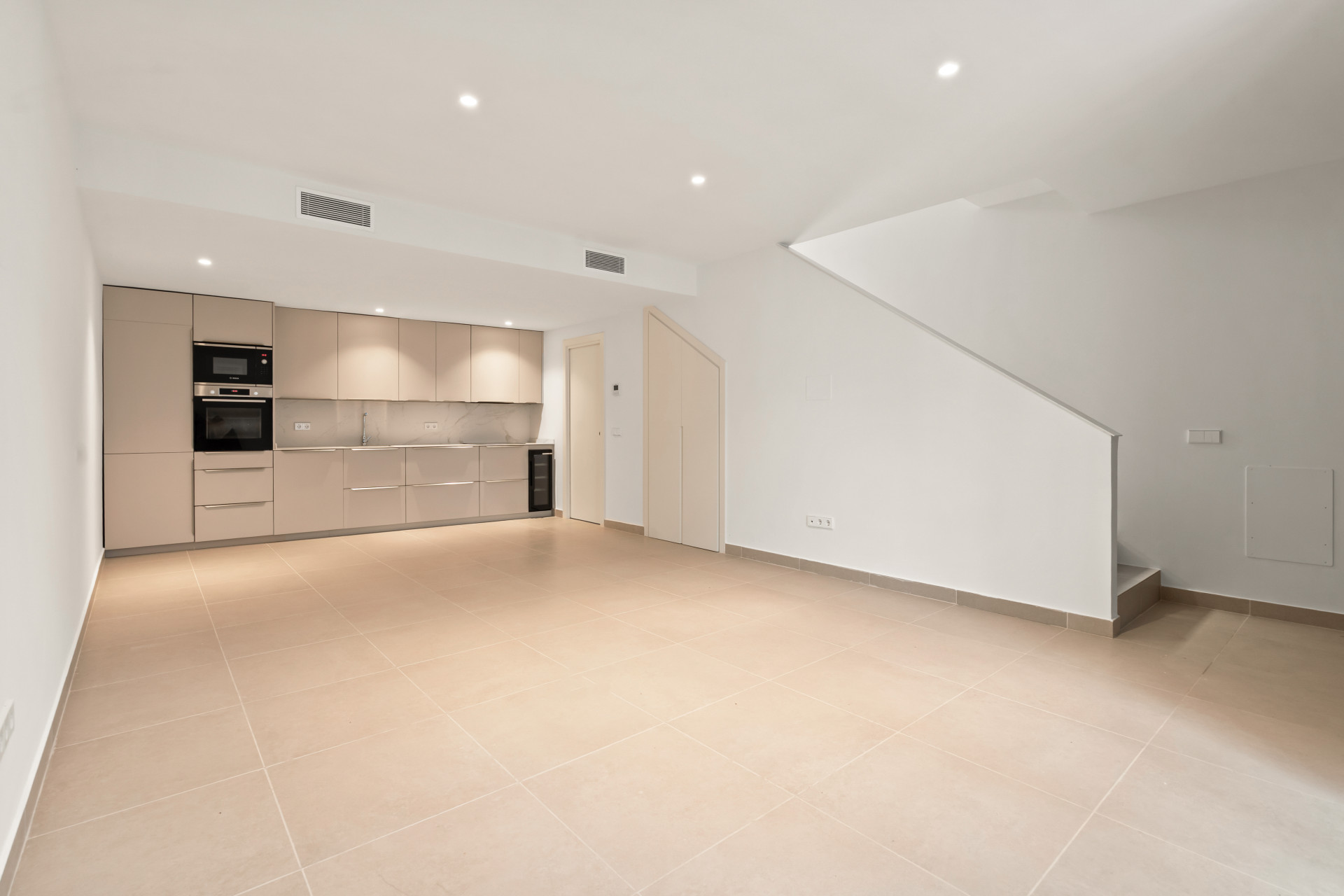 Beautifully Renovated 3-Bedroom Townhouse with Private Rooftop Solarium – Estepona Old Town, Just 80 Metres from the Beach — photo 5