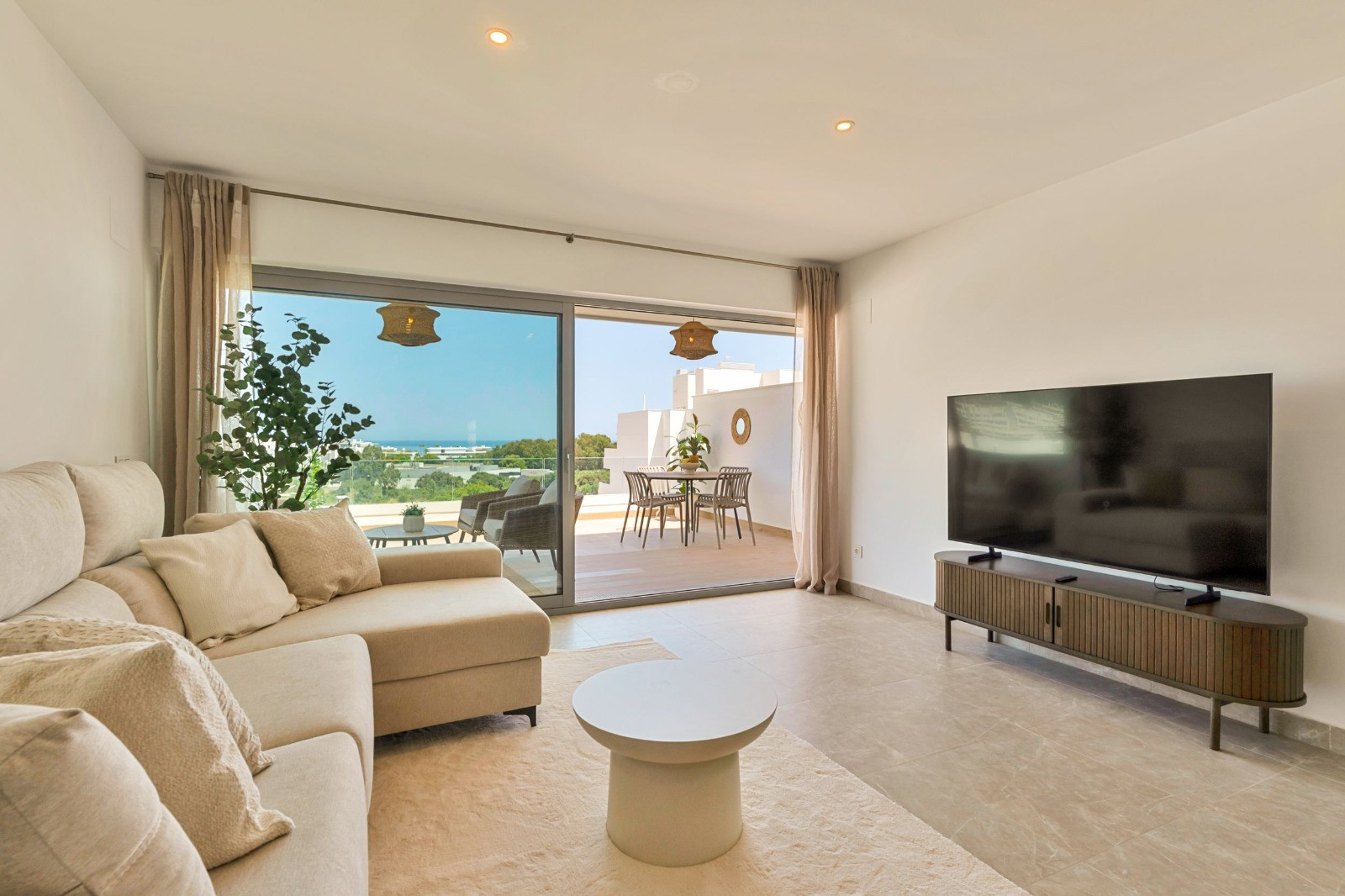 Modern Apartment in ISEA Estepona with Spacious Terrace — photo 2