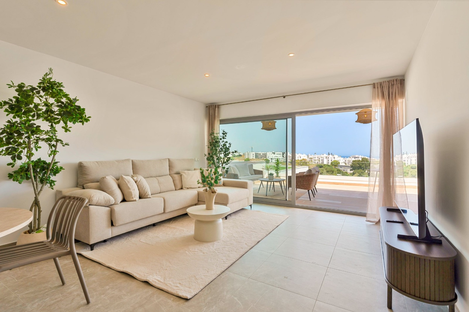 Modern Apartment in ISEA Estepona with Spacious Terrace — photo 3