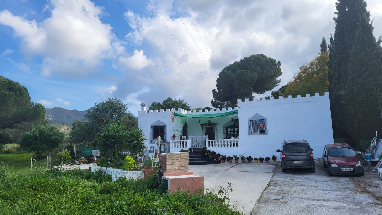 This spectacular Villa is located in a fantastic area of ​​Alhaurín and it is an opportunity not to be missed.It is composed of a living room with plenty of space and fully furnished, a…