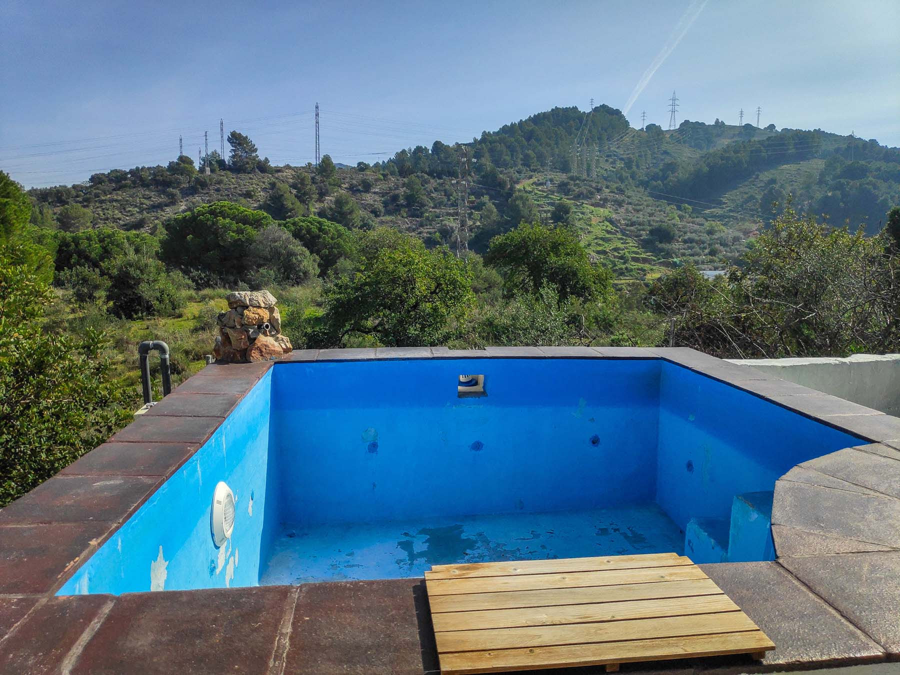 This spectacular Villa is located in a fantastic area of ​​Alhaurín and it is an opportunity not to be missed.It is composed of a living room with plenty of space and fully furnished, a…