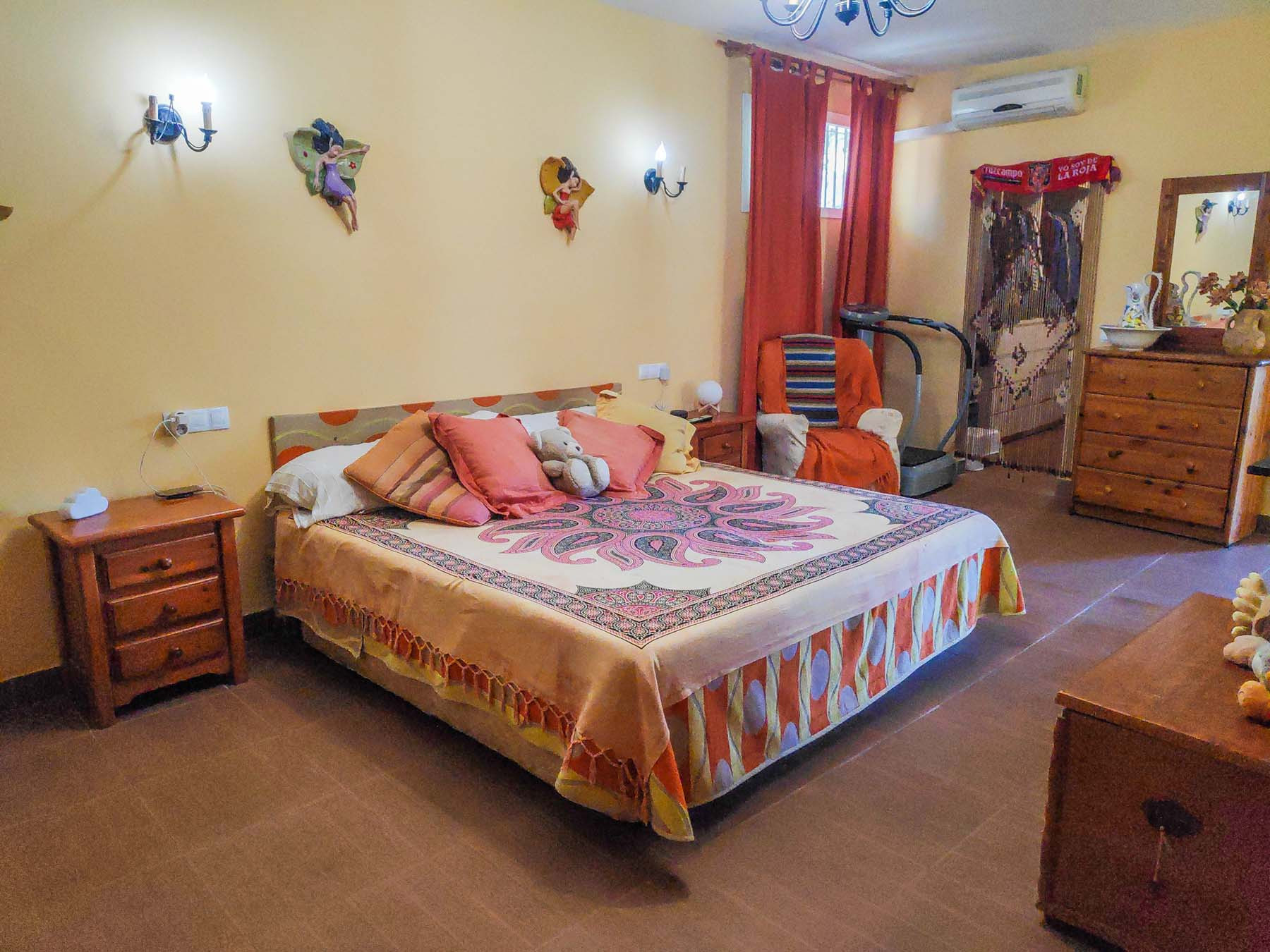 This spectacular Villa is located in a fantastic area of ​​Alhaurín and it is an opportunity not to be missed.It is composed of a living room with plenty of space and fully furnished, a…