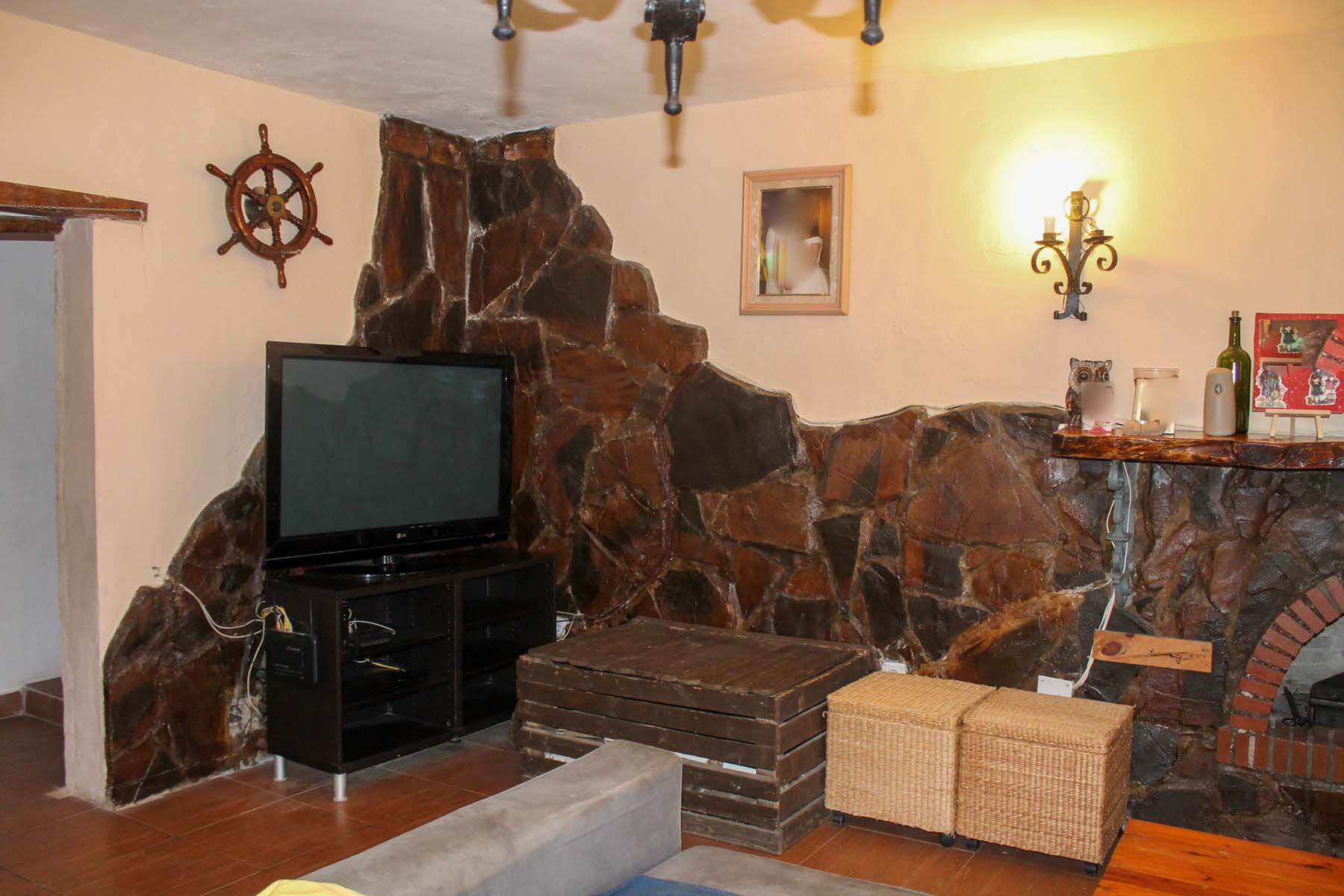 This spectacular Villa is located in a fantastic area of ​​Alhaurín and it is an opportunity not to be missed.It is composed of a living room with plenty of space and fully furnished, a…