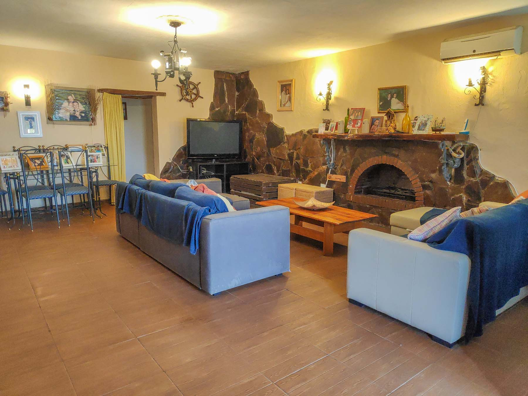 This spectacular Villa is located in a fantastic area of ​​Alhaurín and it is an opportunity not to be missed.It is composed of a living room with plenty of space and fully furnished, a…