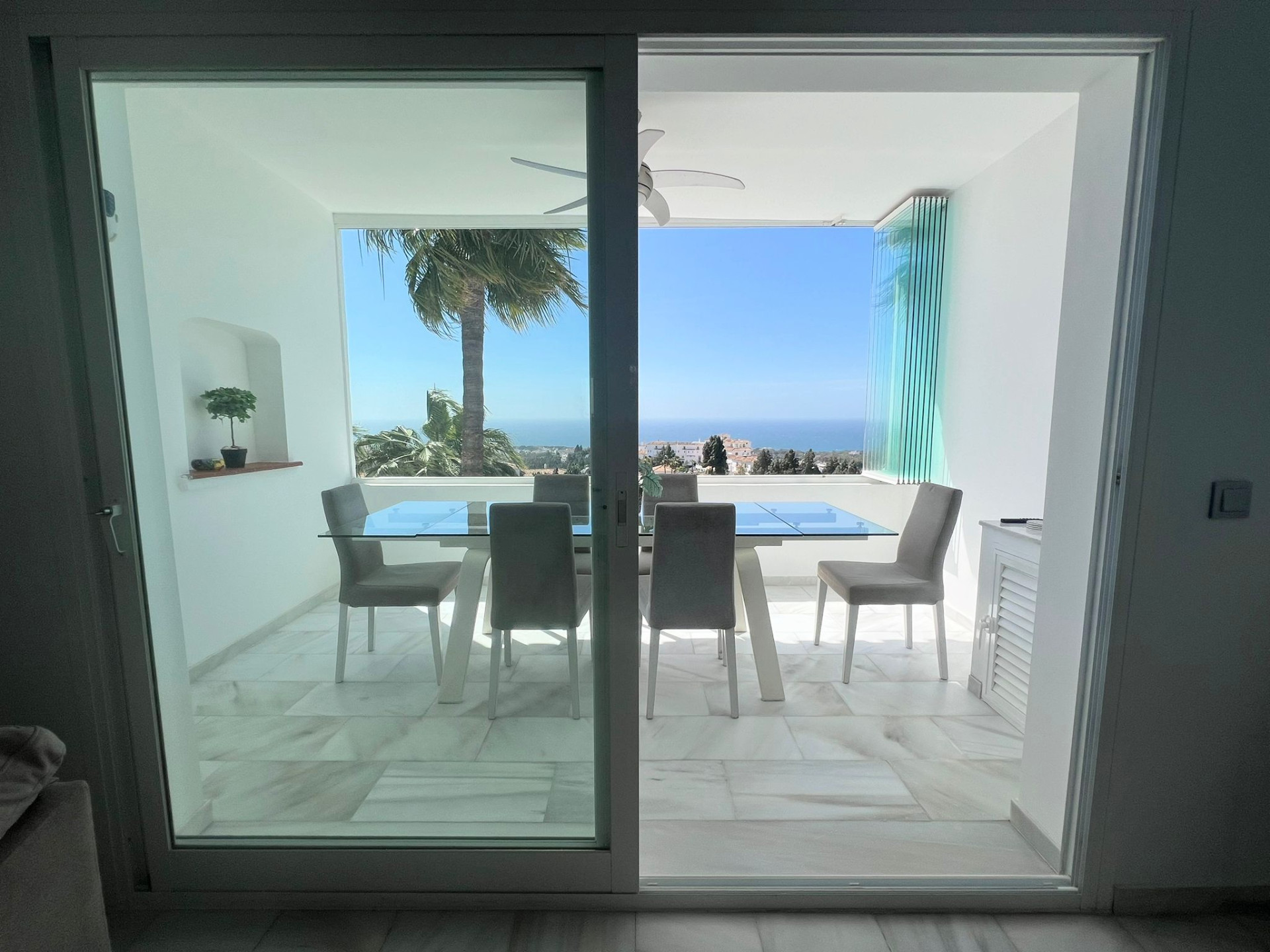 A duplex penthouse with the most stunning panoramic sea views in Calahonda. — photo 2