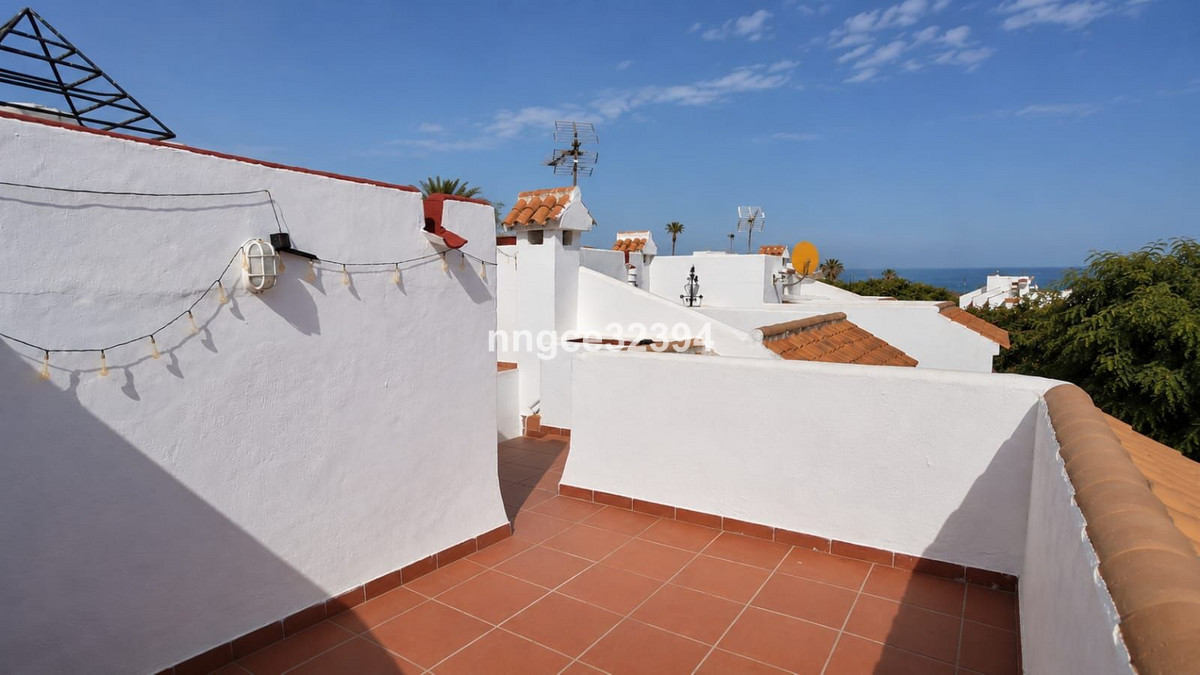 Fully Renovated Beachfront Townhouse | Designer Kitchen | Private Garden | Rooftop Sea Views — photo 9