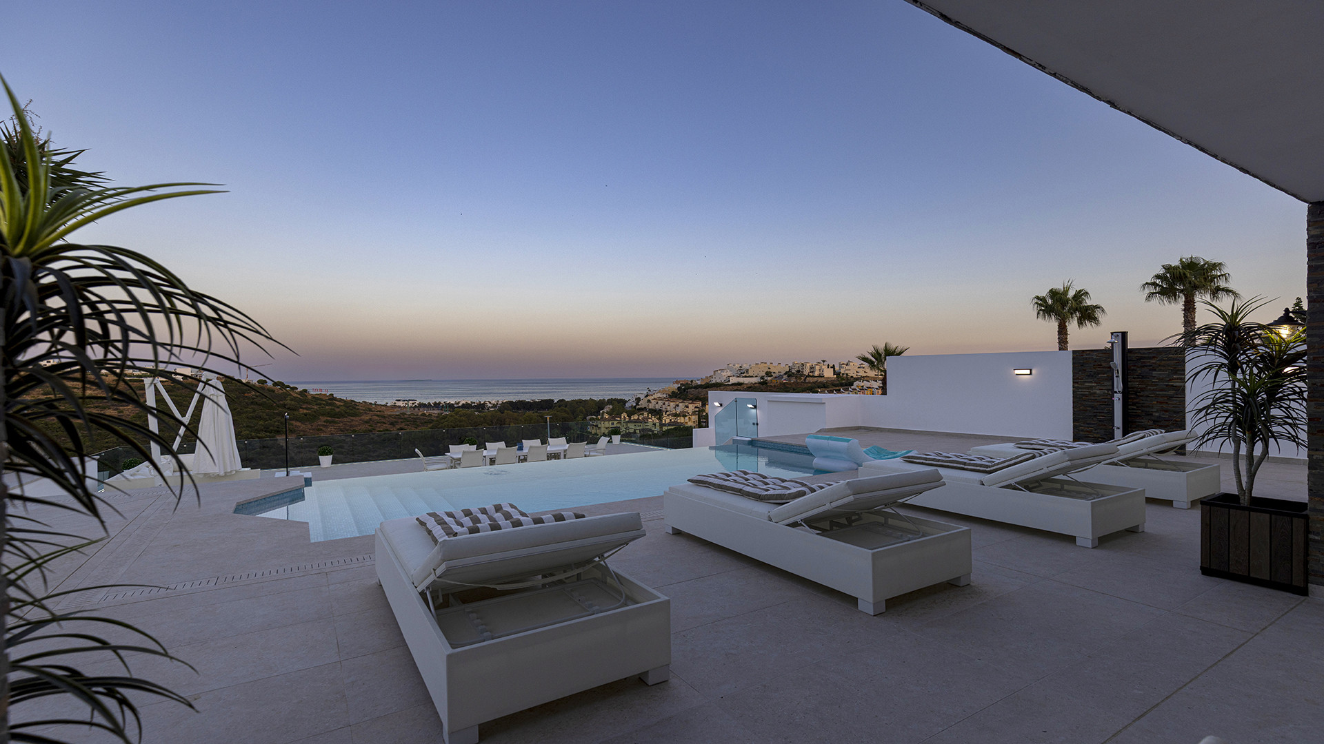 Villa Moderna con Piscina Infinita y Vistas de Ensueño