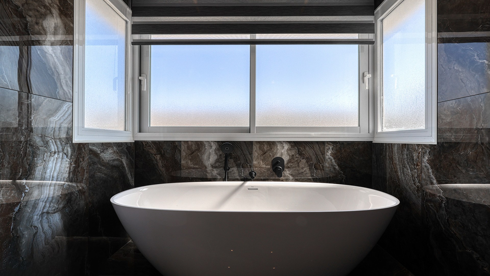 Villa Moderna con Piscina Infinita y Vistas de Ensueño