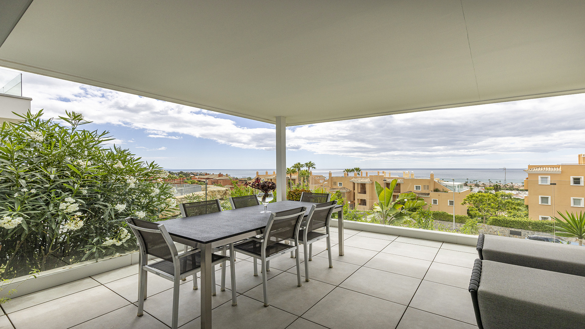 Elegante apartamento en planta baja, esquina, de 3 dormitorios con espectaculares vistas al mar en Doña Julia