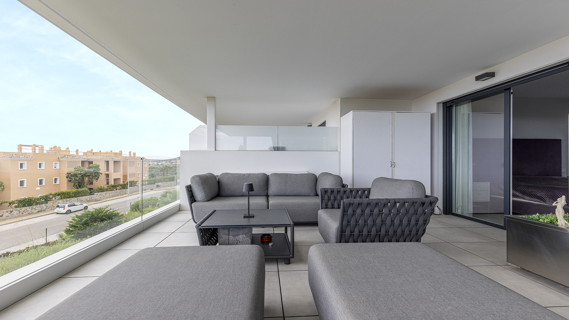 Elegante apartamento en planta baja, esquina, de 3 dormitorios con espectaculares vistas al mar en Doña Julia
