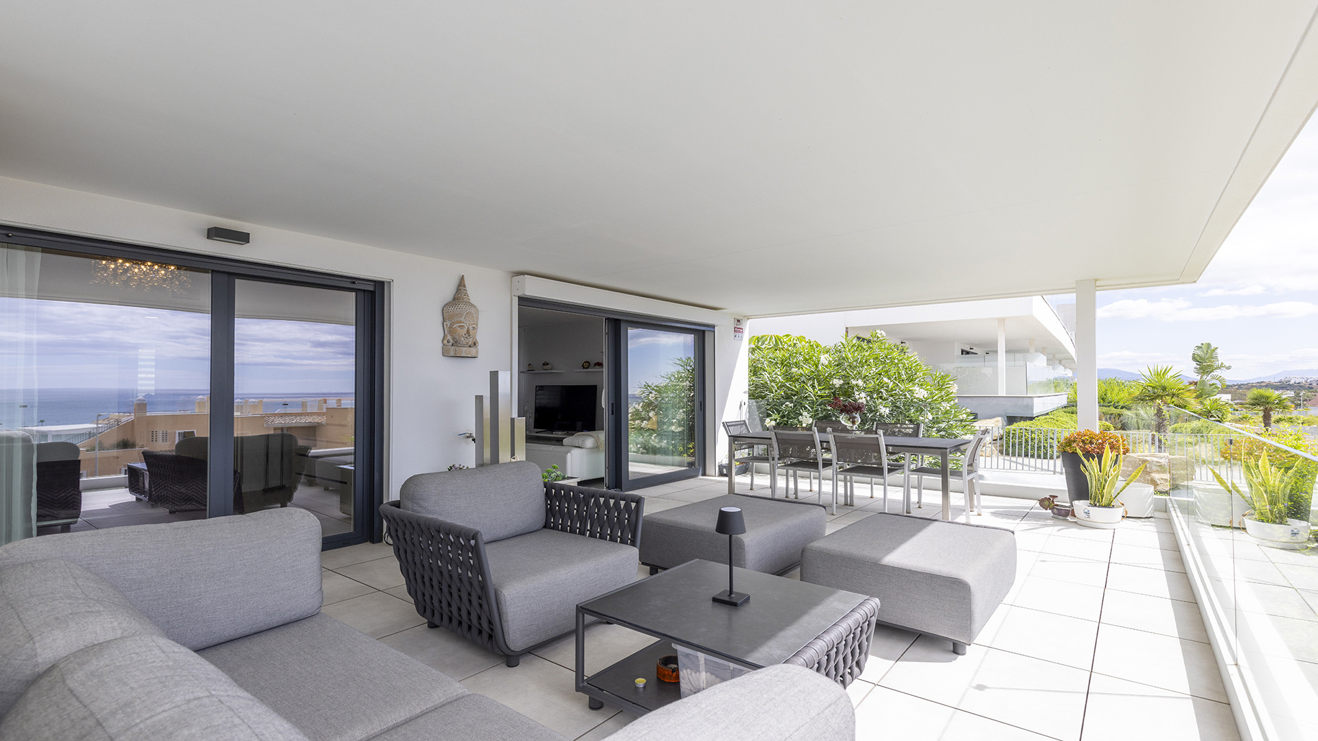 Elegante apartamento en planta baja, esquina, de 3 dormitorios con espectaculares vistas al mar en Doña Julia