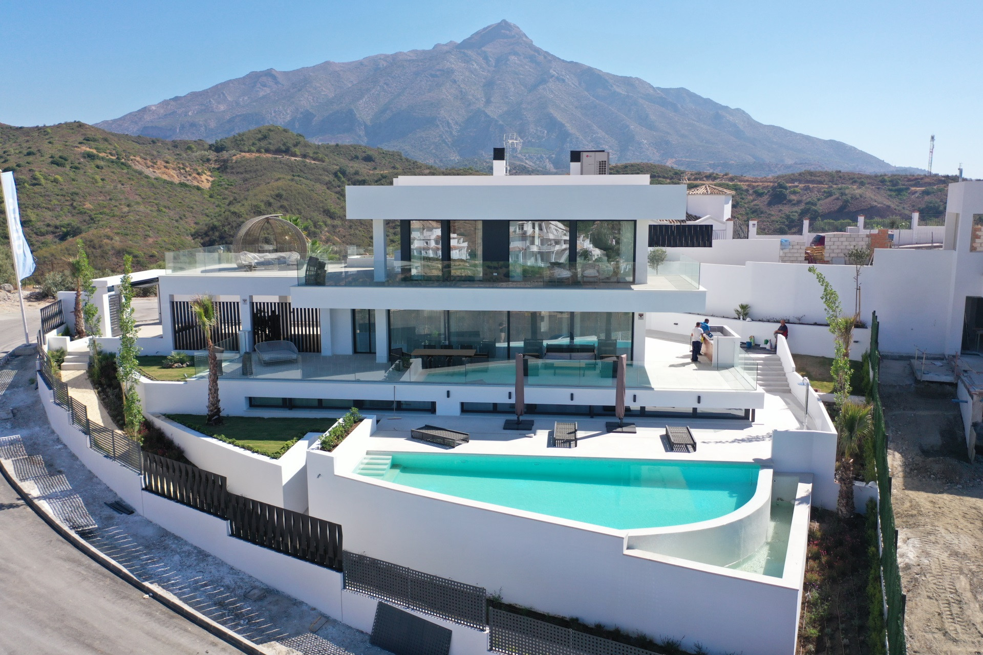 Villa for sale in Nueva Andalucia, 