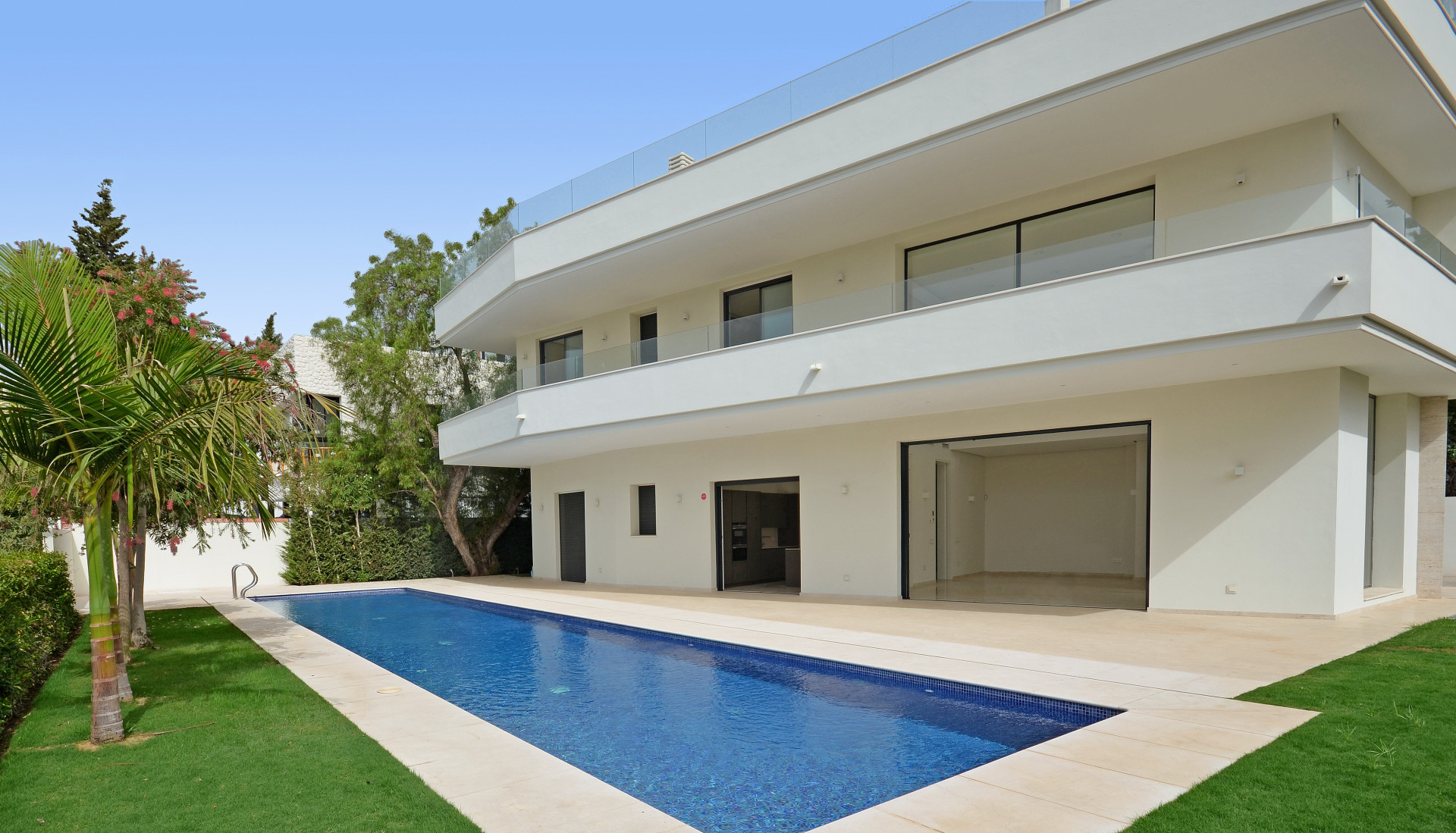 Villa for sale in Marbella Golden Mile, 