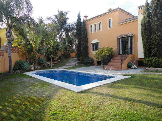 Villa for sale in San Pedro de Alcantara, 