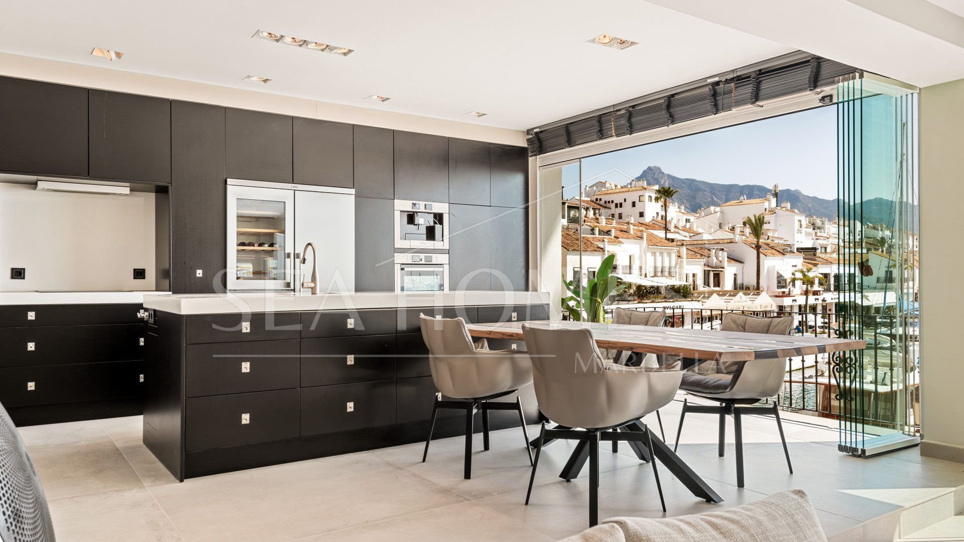 Luxury Renovated Frontline Apartment with Panoramic Views in Benabola, Puerto Banús