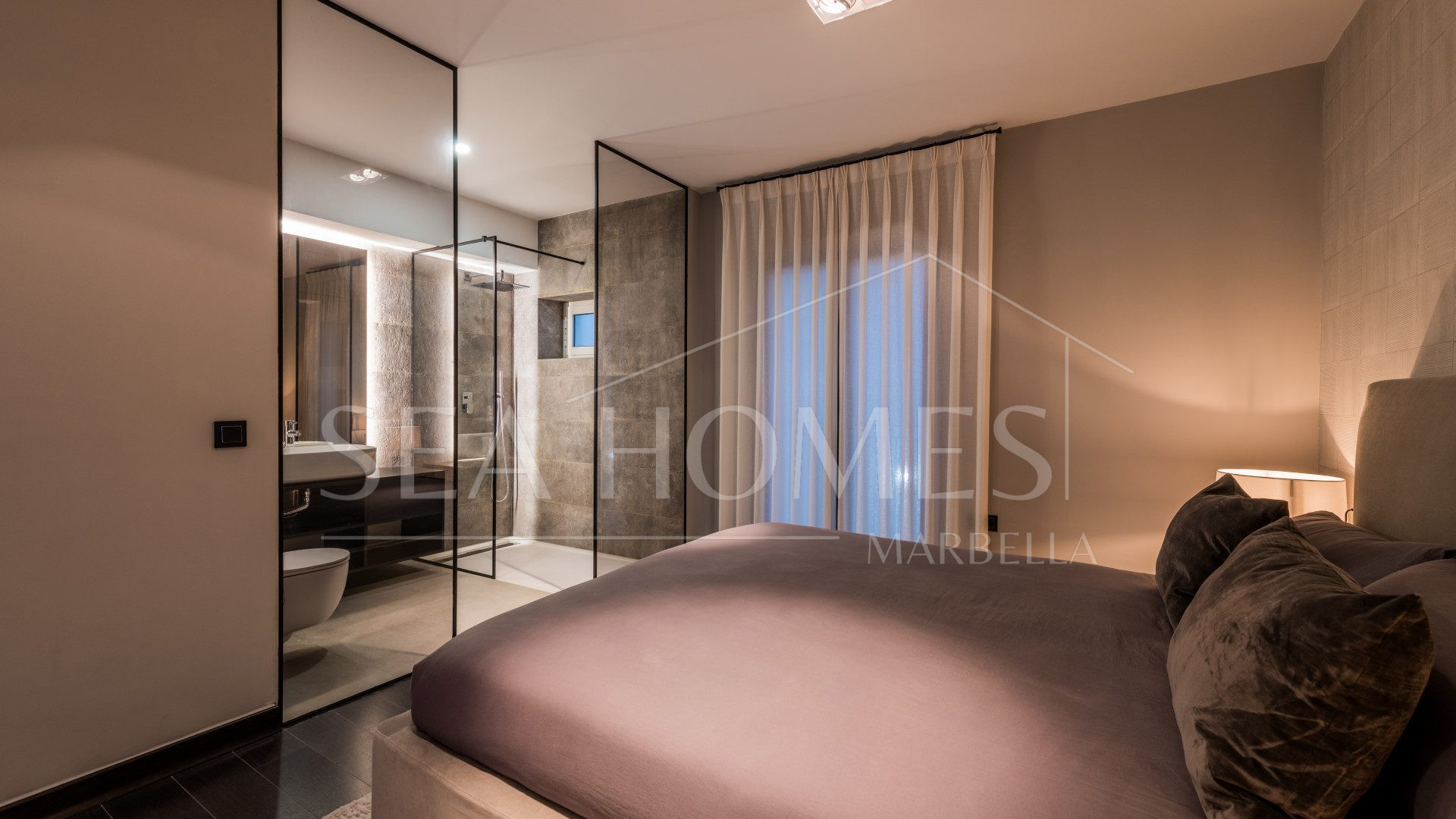 Luxury Renovated Frontline Apartment with Panoramic Views in Benabola, Puerto Banús