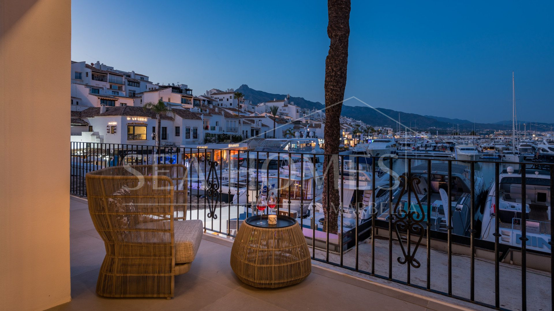 Luxury Renovated Frontline Apartment with Panoramic Views in Benabola, Puerto Banús