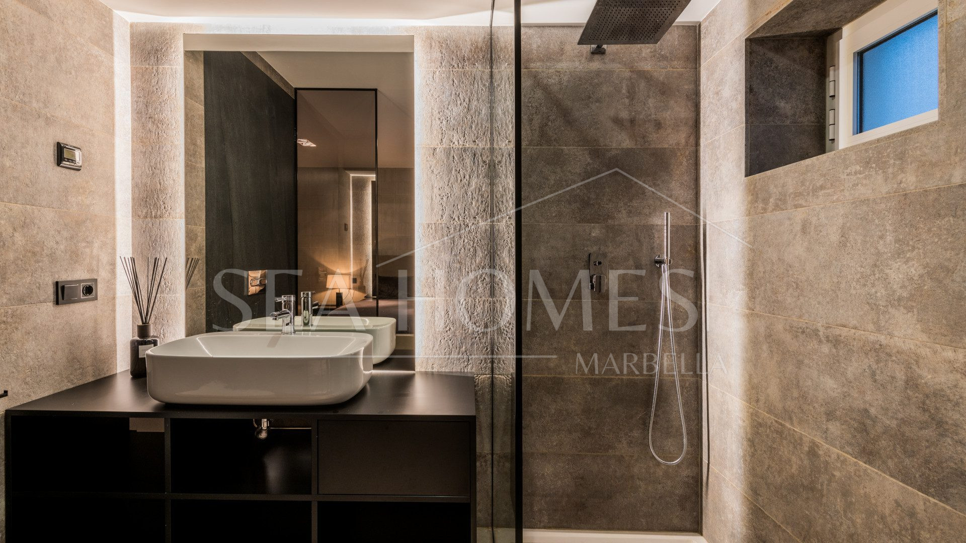 Luxury Renovated Frontline Apartment with Panoramic Views in Benabola, Puerto Banús