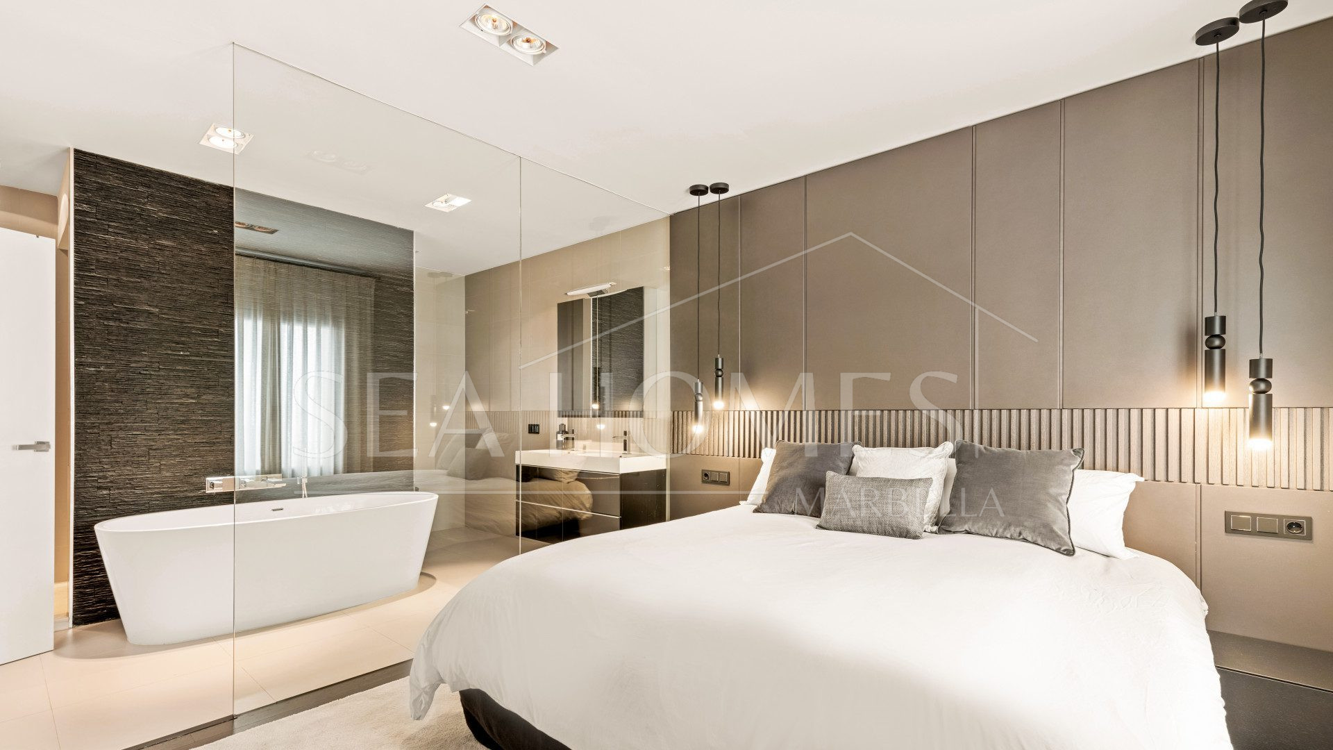 Luxury Renovated Frontline Apartment with Panoramic Views in Benabola, Puerto Banús