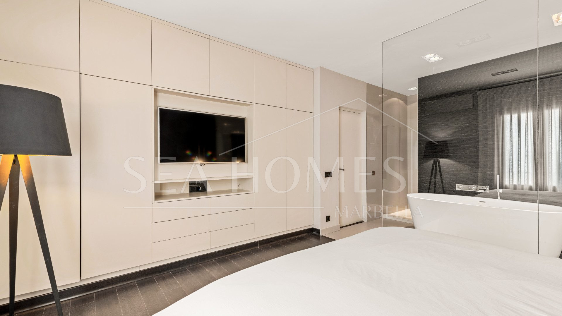 Luxury Renovated Frontline Apartment with Panoramic Views in Benabola, Puerto Banús