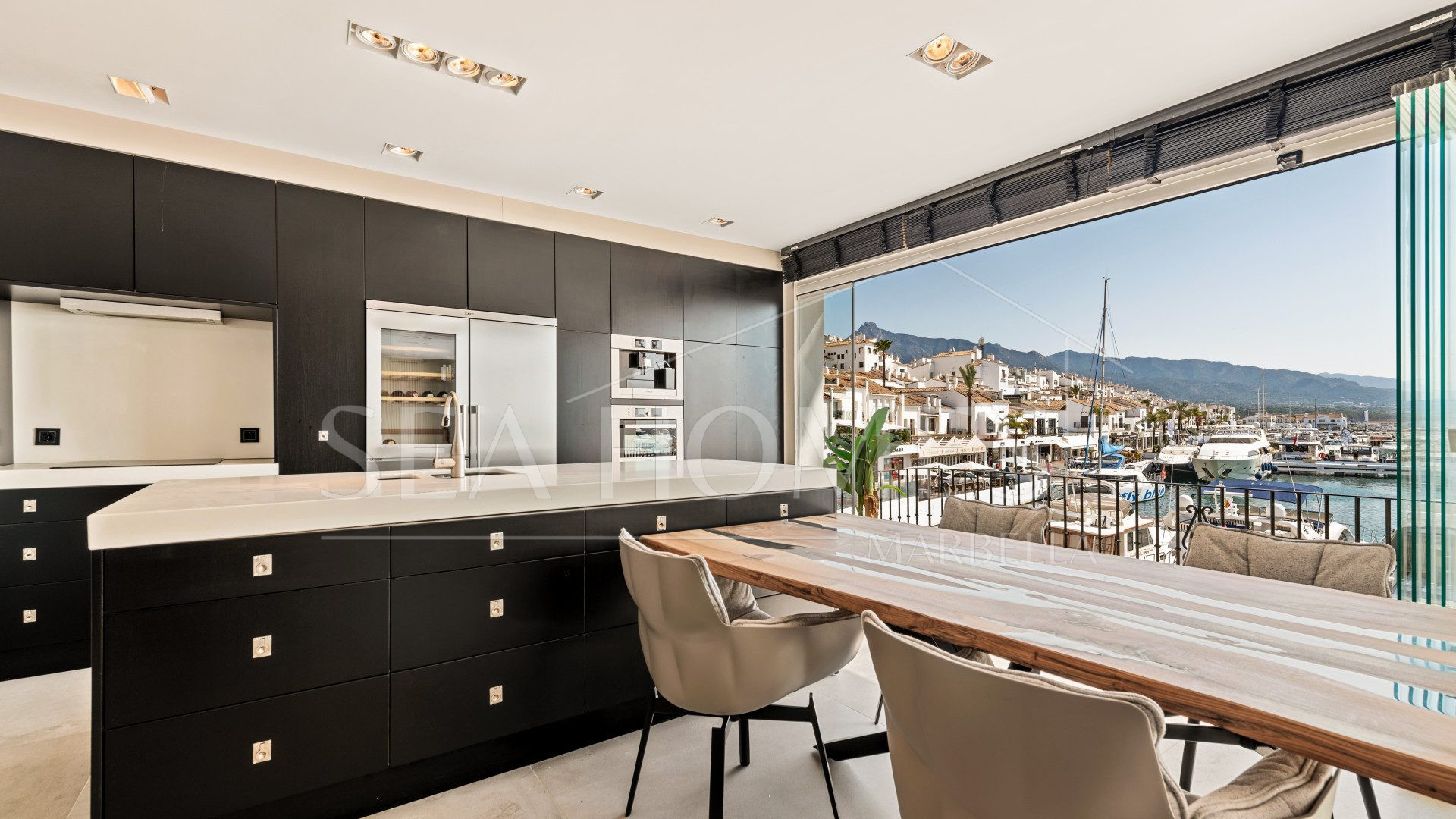 Luxury Renovated Frontline Apartment with Panoramic Views in Benabola, Puerto Banús