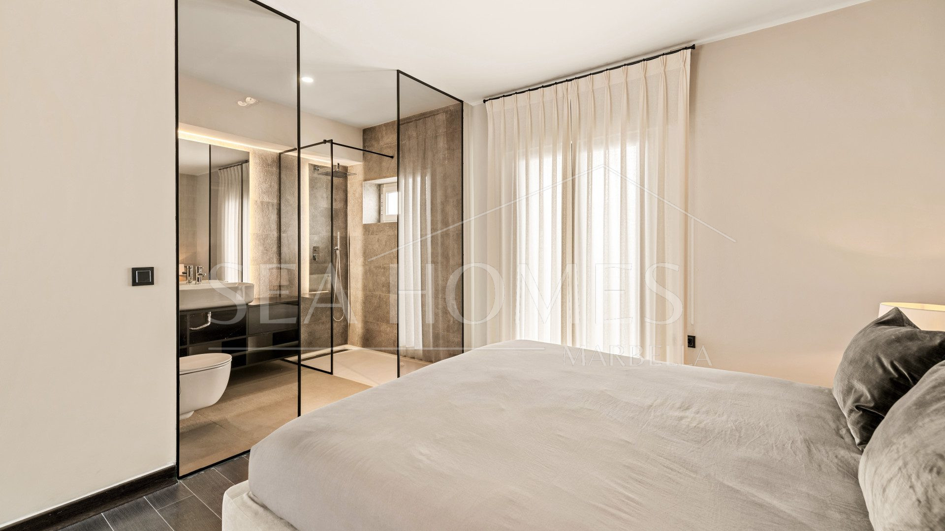 Luxury Renovated Frontline Apartment with Panoramic Views in Benabola, Puerto Banús