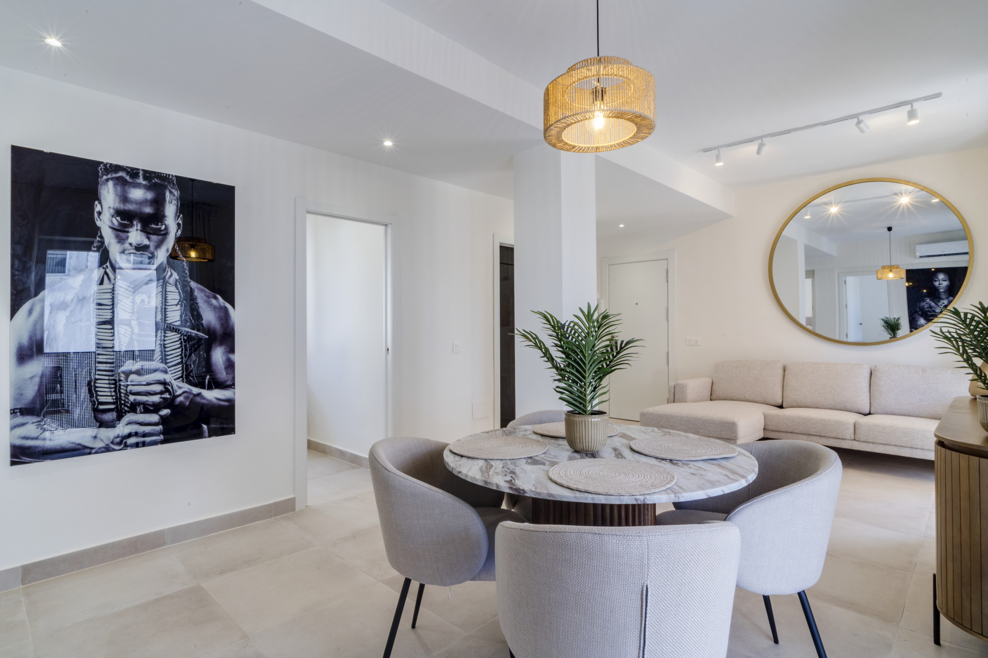 Magnífico apartamento de tres dormitorios completamente renovado a pasos de la playa de Estepona
