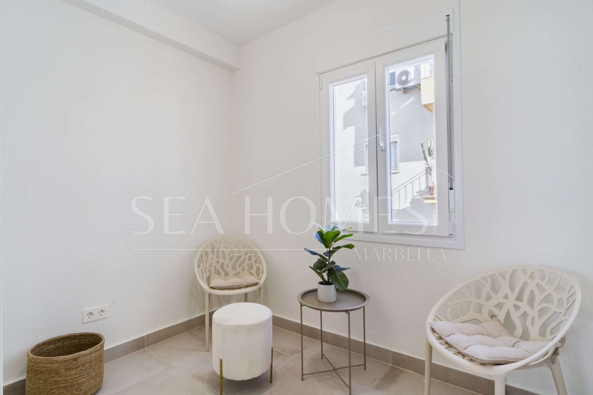 Superb Fully Renovated Three-Bedroom Apartment Steps from Estepona Beach