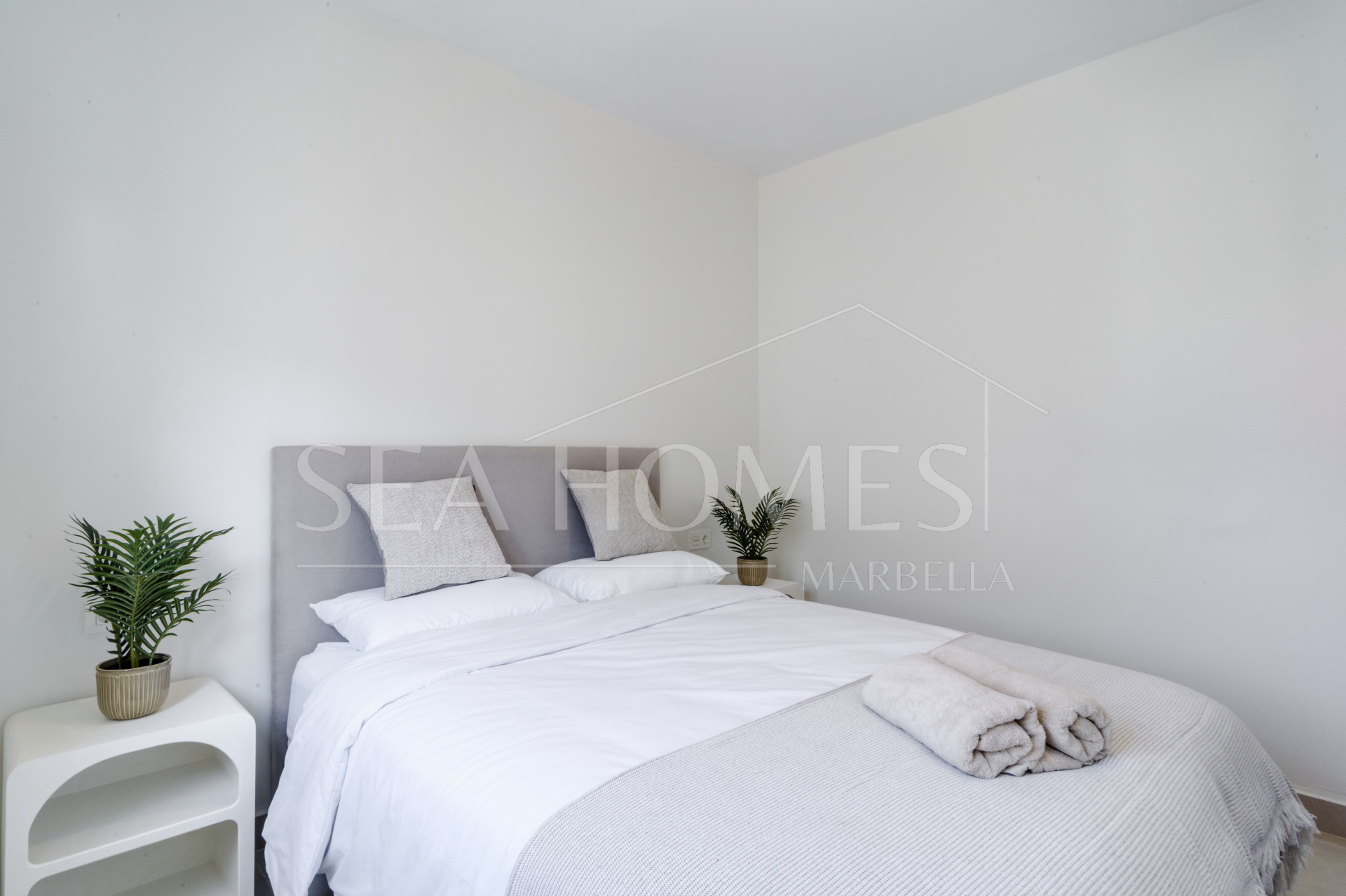 Superb Fully Renovated Three-Bedroom Apartment Steps from Estepona Beach