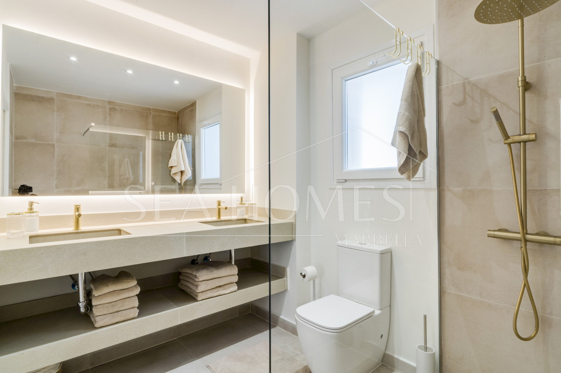 Superb Fully Renovated Three-Bedroom Apartment Steps from Estepona Beach