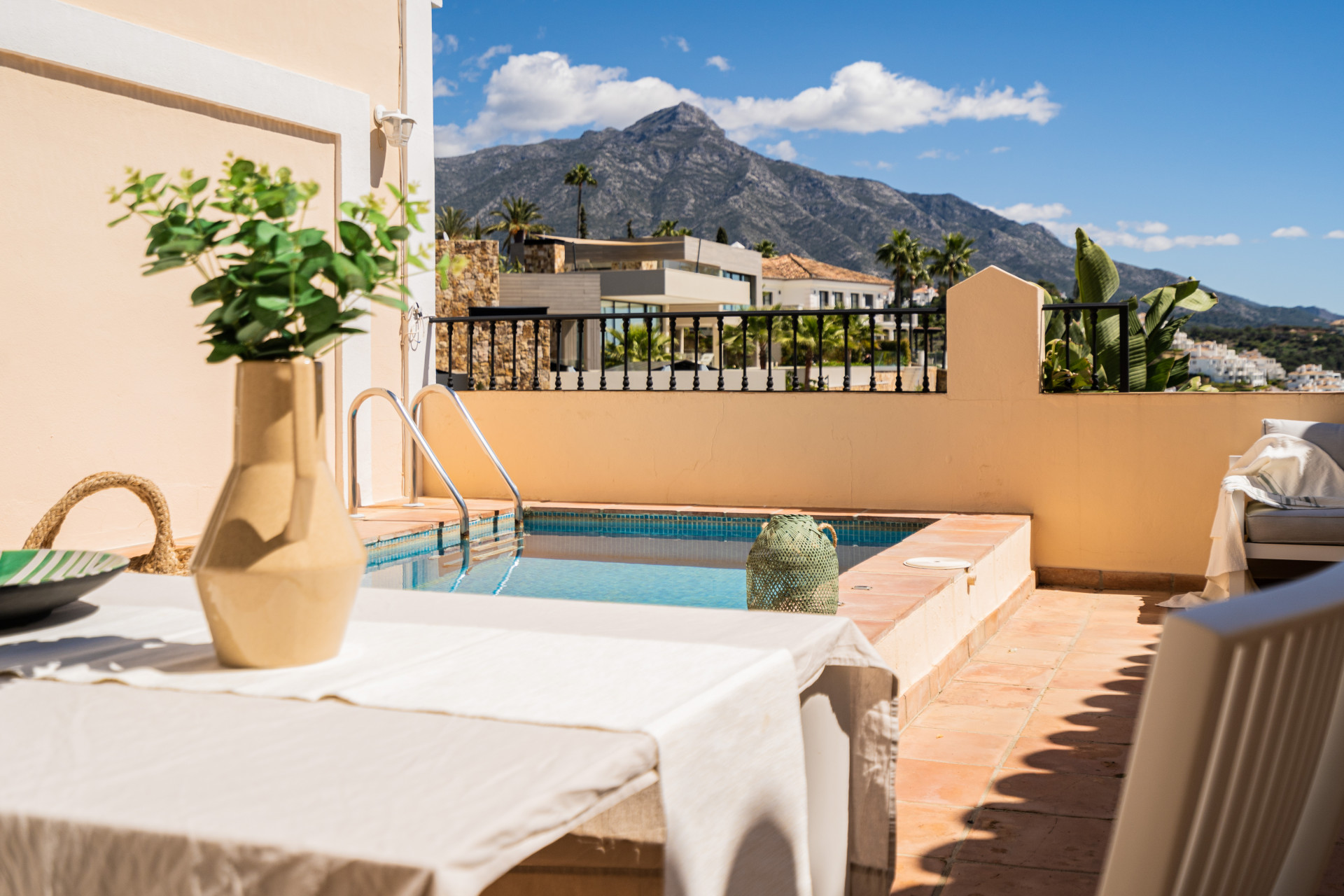 ¡Amplia casa adosada con impresionantes vistas panorámicas y piscina privada!