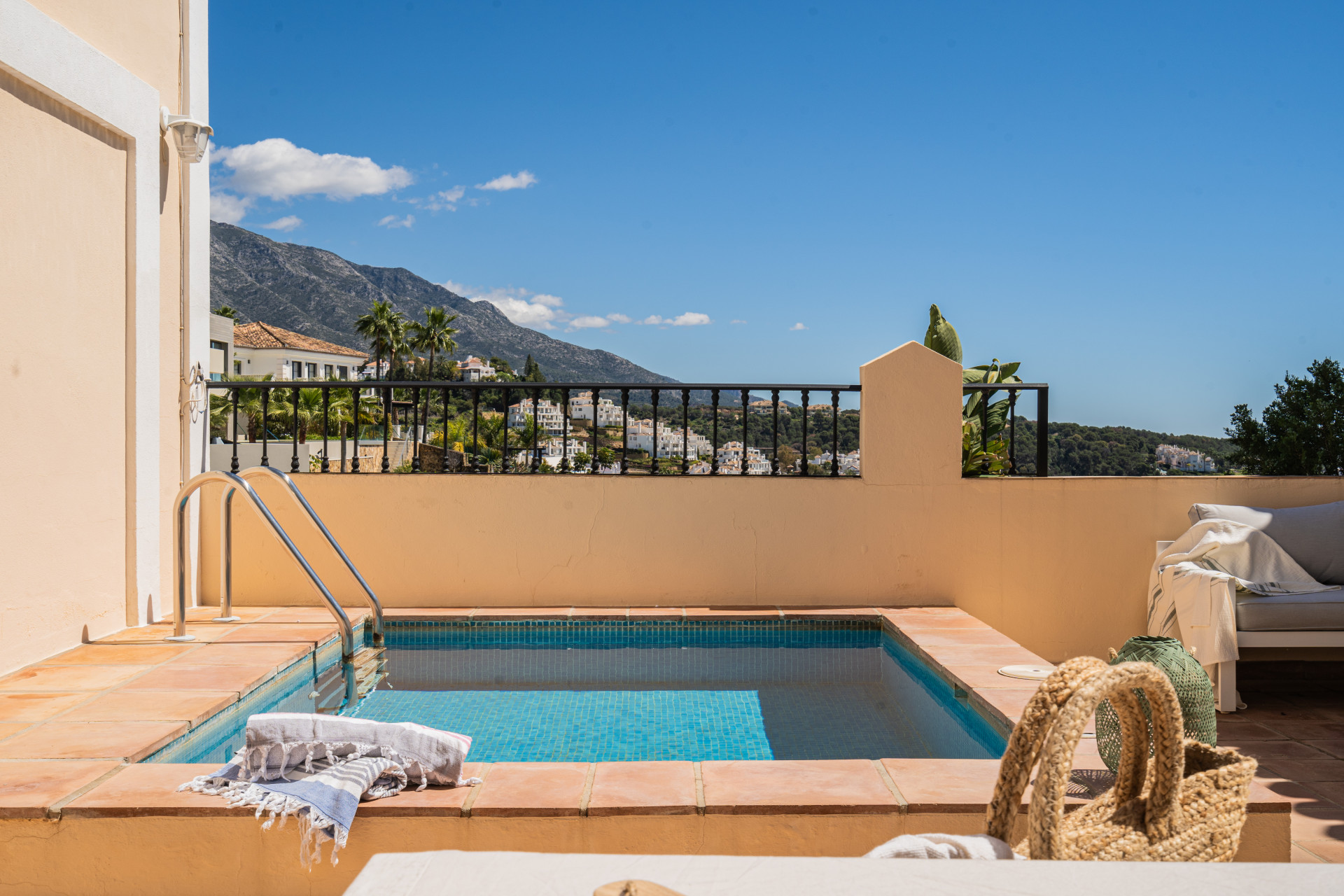 Spacious semi-detached house with stunning panoramic views and private pool!