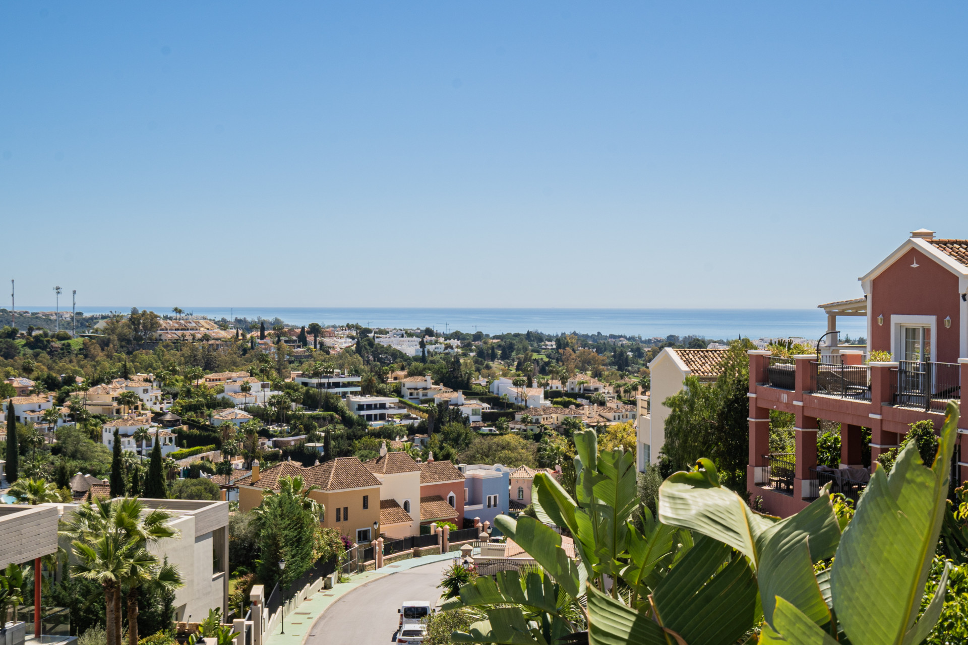 ¡Amplia casa adosada con impresionantes vistas panorámicas y piscina privada!