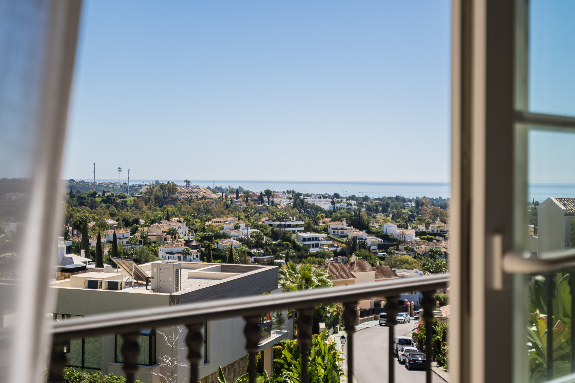 ¡Amplia casa adosada con impresionantes vistas panorámicas y piscina privada!