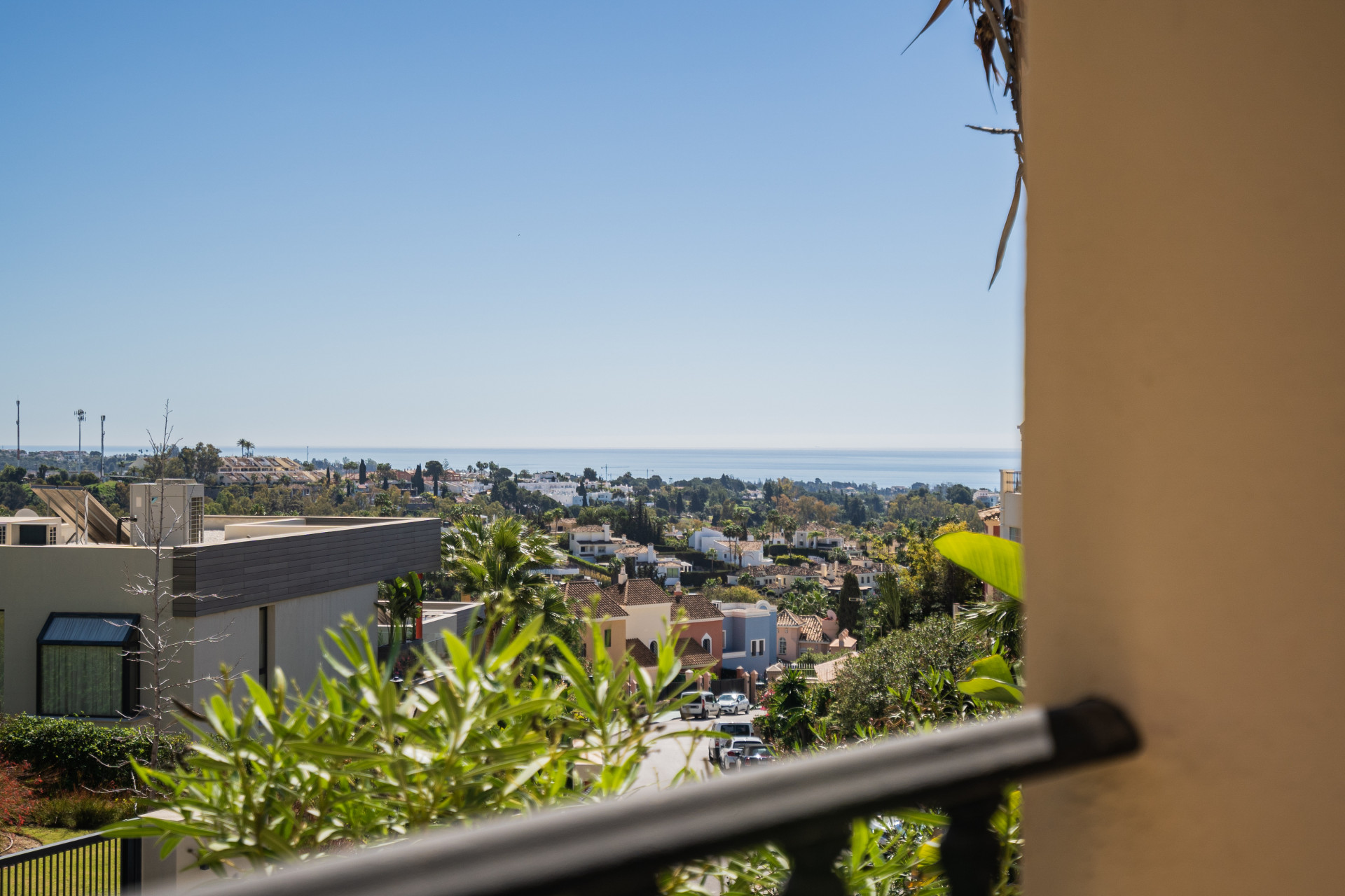 ¡Amplia casa adosada con impresionantes vistas panorámicas y piscina privada!