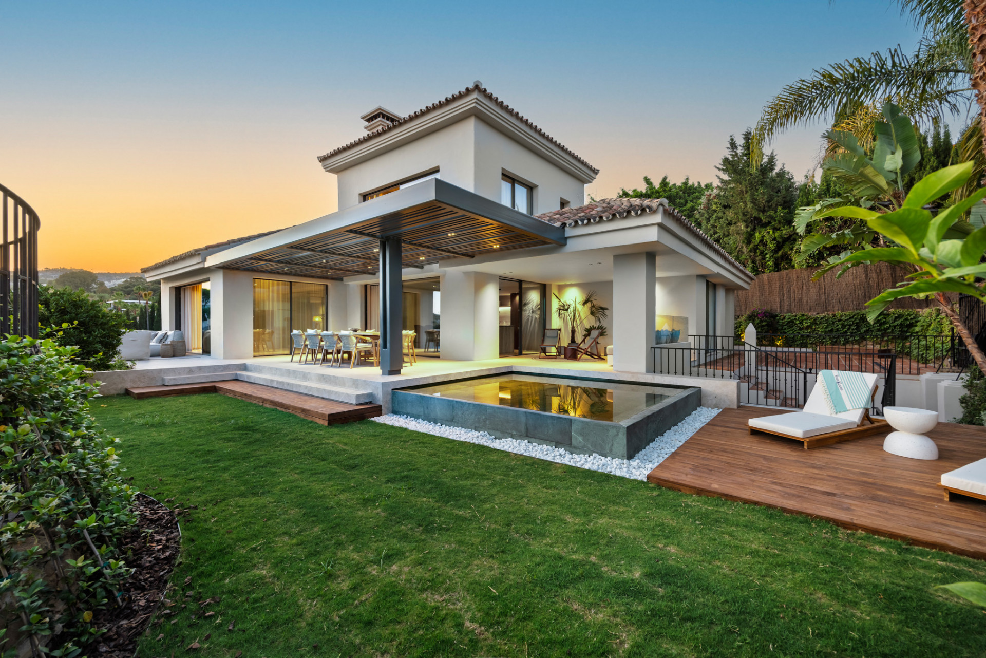 Designvilla mit tropischem Charme in Nueva Andalucía