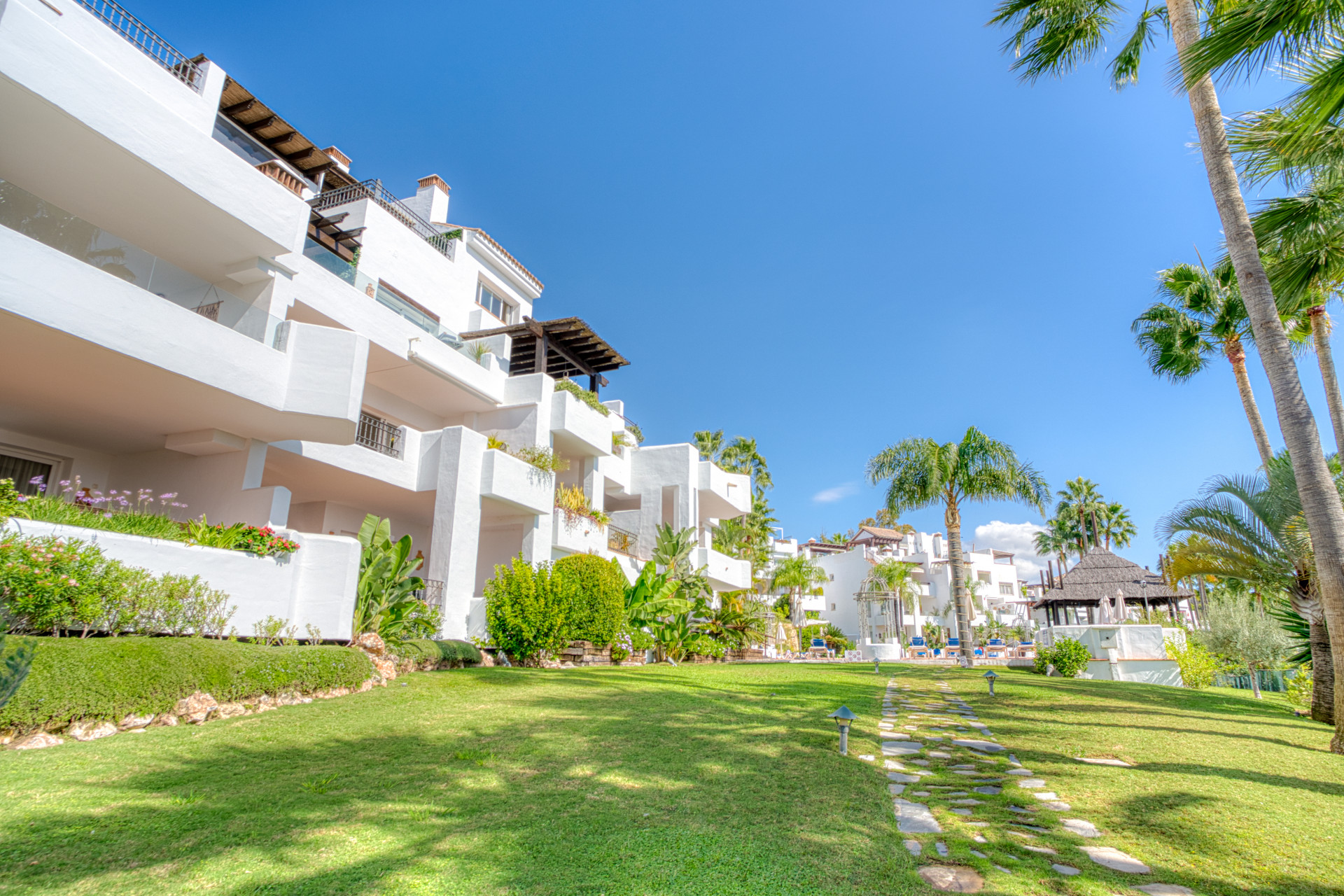 Wunderschöne Südlage-Wohnung mit zwei Schlafzimmern in der begehrten Wohnanlage Las Tortugas, Nueva Andalucía