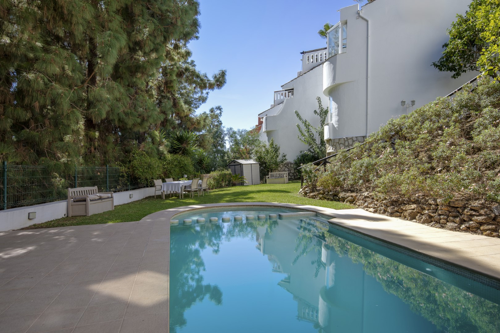 Stilvoll renoviertes Stadthaus mit Garten, Pool und Meerblick