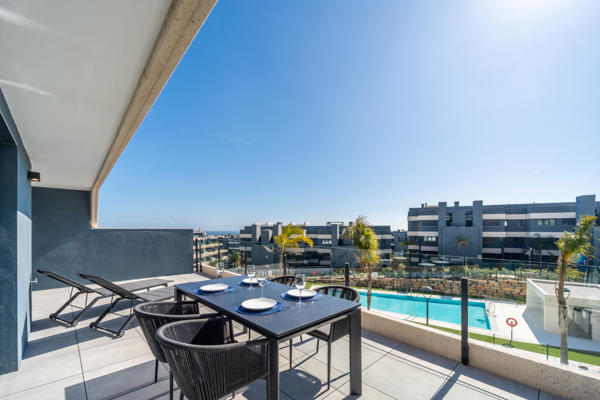 Exklusive 2-Schlafzimmer-Meerblick-Wohnung in Oasis 325, Estepona