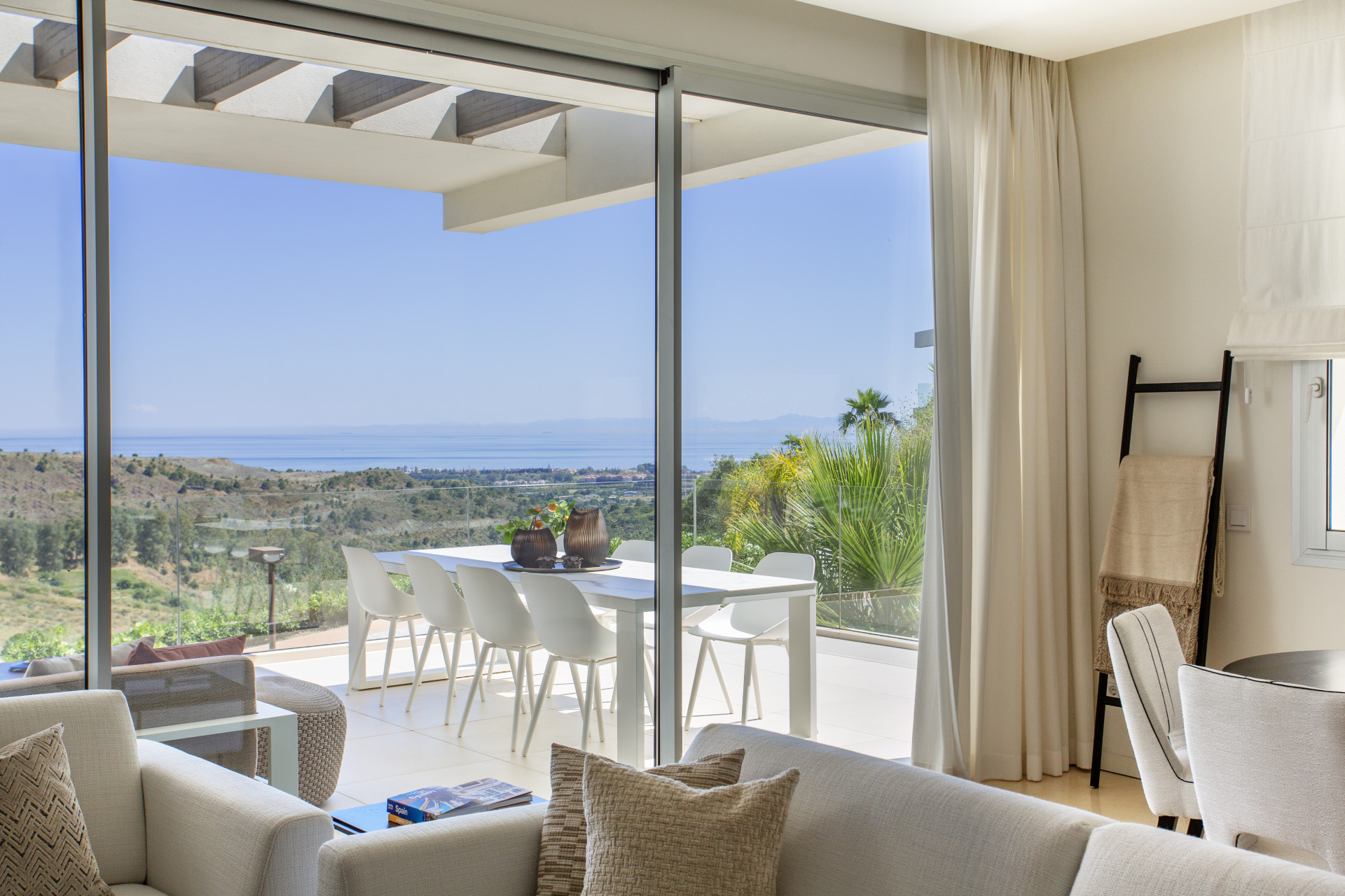 Stilvolles 3-Schlafzimmer-Apartment mit Panoramablick auf das Meer in Marbella Club Hills