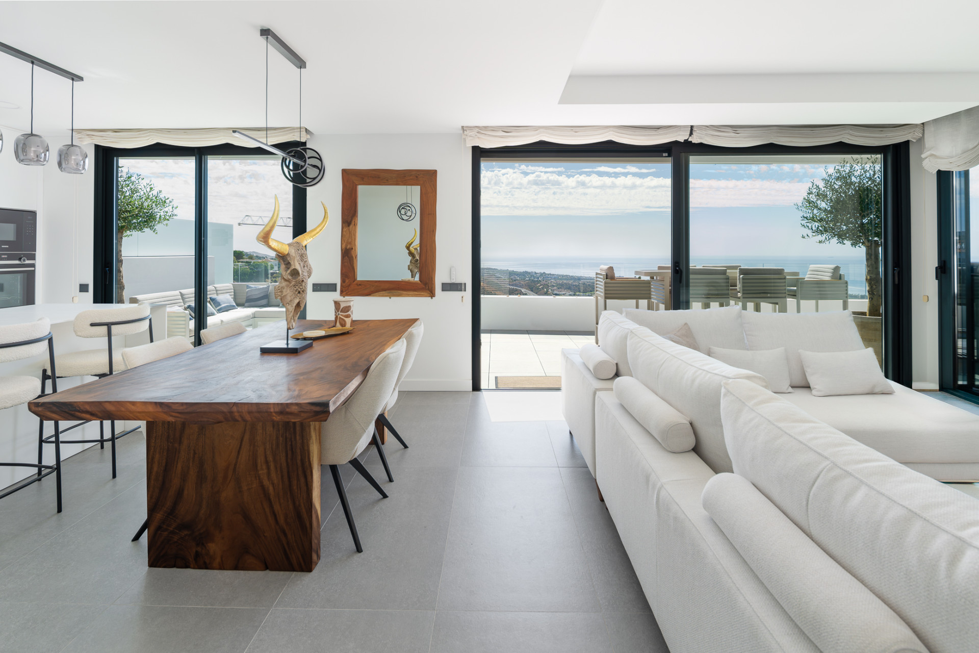 EXKLUSIVES DUPLEX-PENTHOUSE MIT PANORAMABLICK IN MARBELLA OST