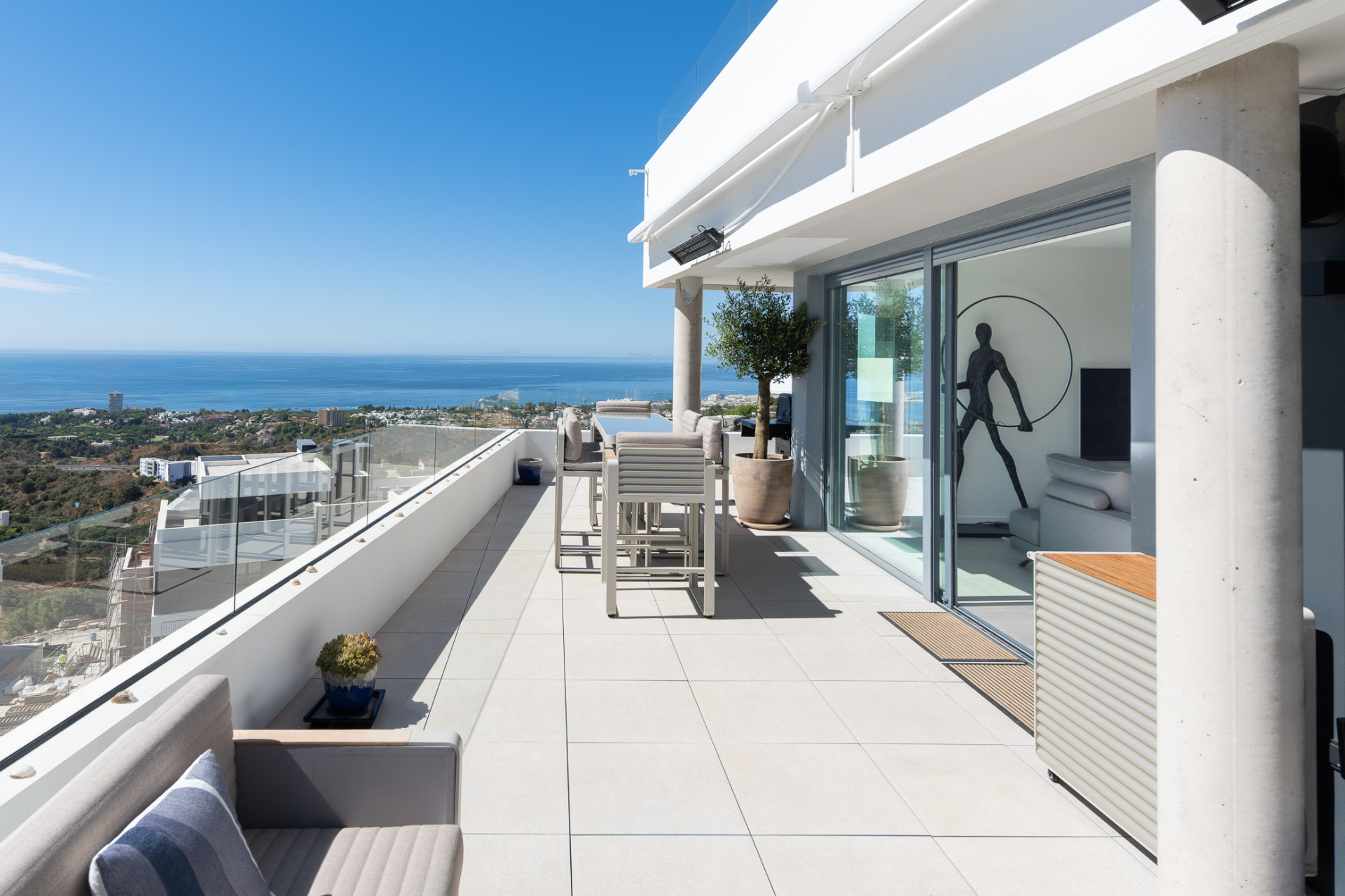 EXKLUSIVES DUPLEX-PENTHOUSE MIT PANORAMABLICK IN MARBELLA OST