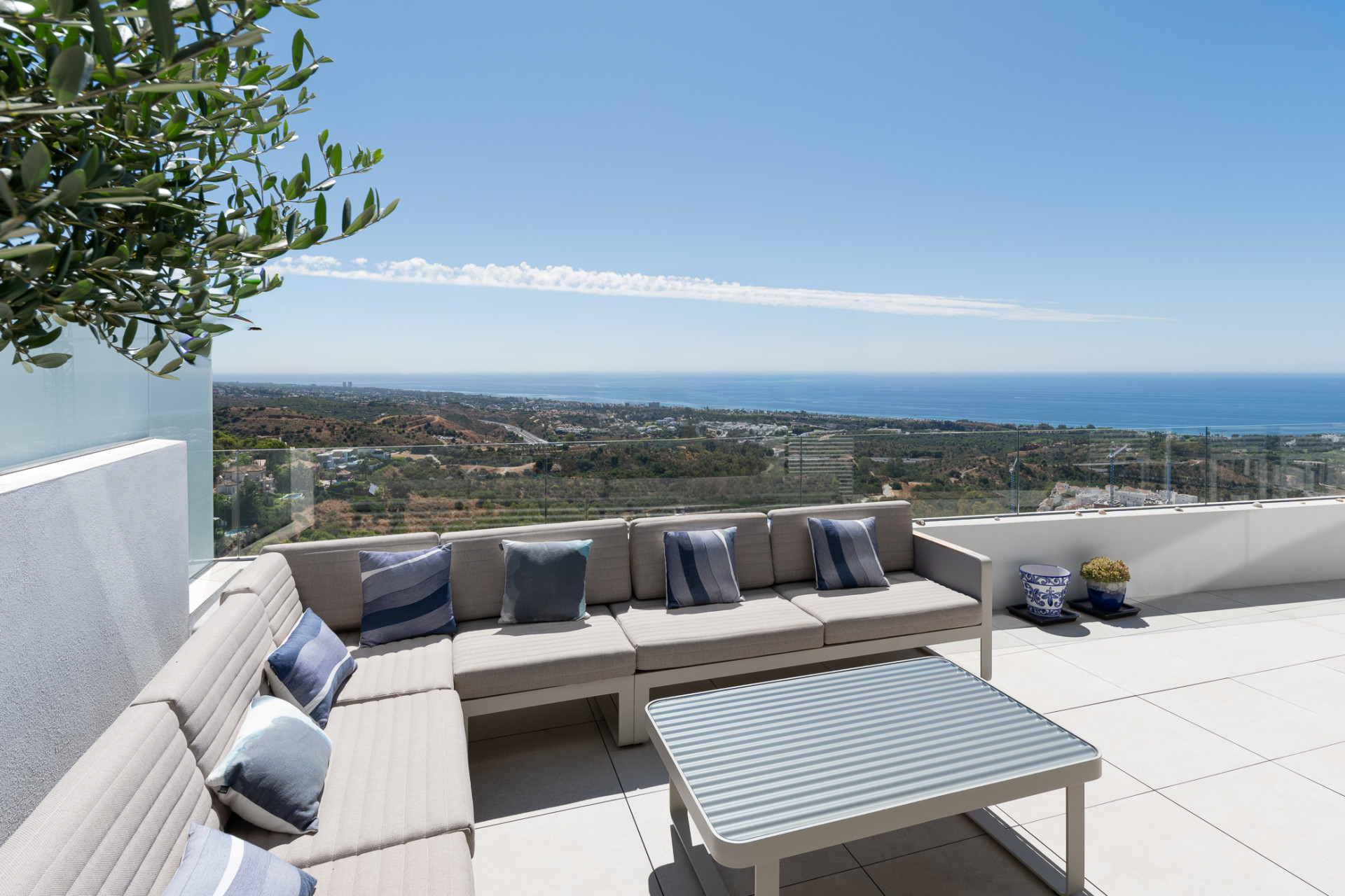 EXKLUSIVES DUPLEX-PENTHOUSE MIT PANORAMABLICK IN MARBELLA OST