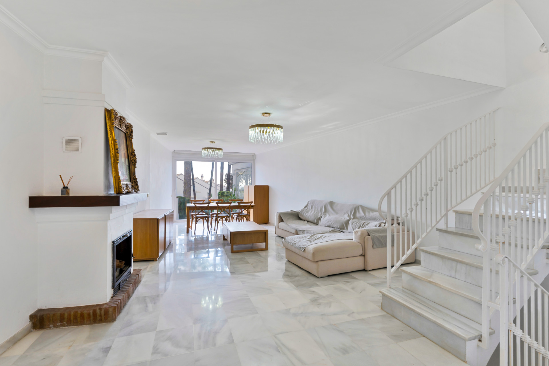 Vier-Zimmer-Stadthaus in Süd-Richtung in der gated Gemeinde Montepiedra, Nagueles in der Goldenen Meile, Marbella