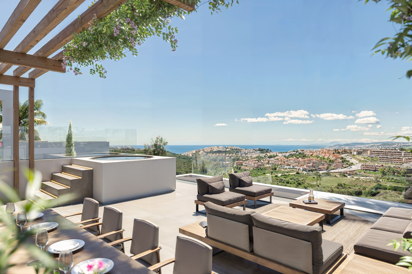 Luxus-Neubau Villa Neben Finca Cortesín mit Meerblick