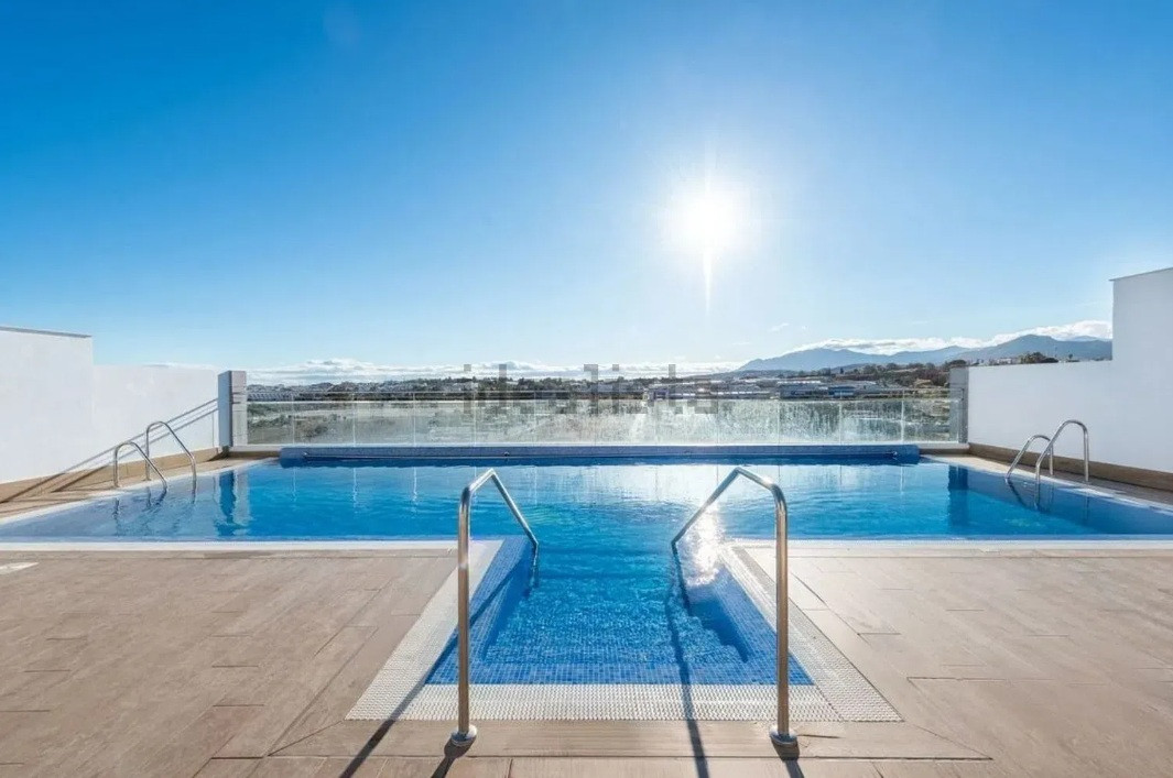 Moderne 3-Zimmer-Wohnung mit großem Balkon in Nueva Andalucía, Marbella