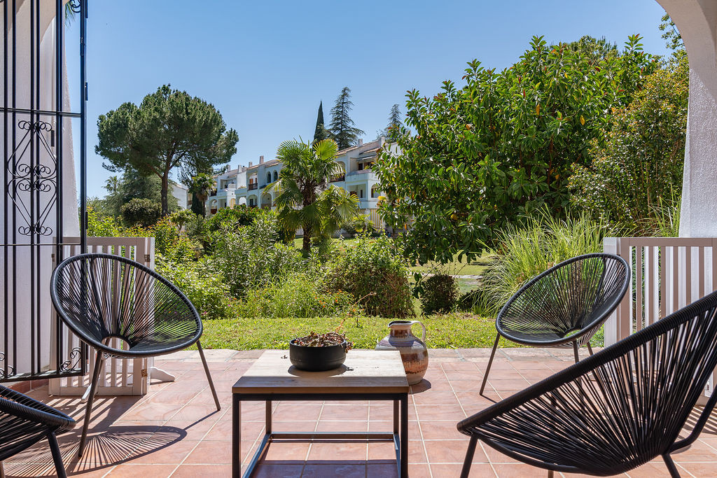 Elegantes Erdgeschoss-Eckapartment mit großzügiger Terrasse in Nueva Andalucía nahe Puerto Banús