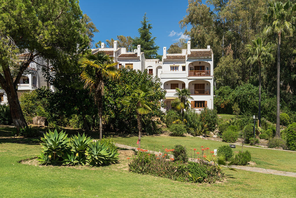 Elegantes Erdgeschoss-Eckapartment mit großzügiger Terrasse in Nueva Andalucía nahe Puerto Banús