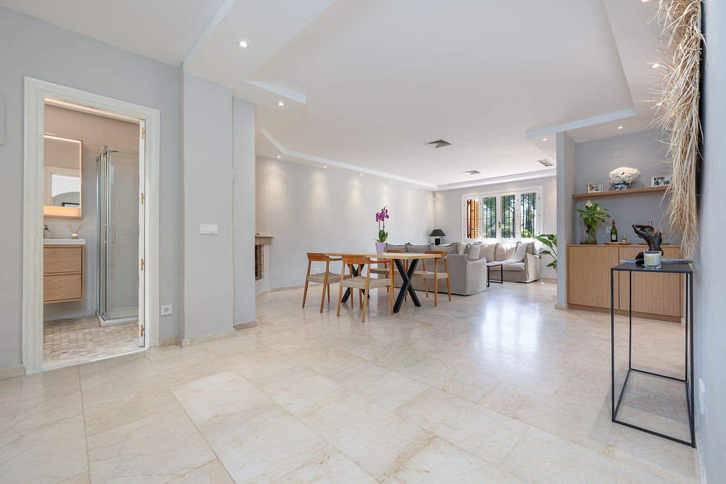 Elegantes Erdgeschoss-Eckapartment mit großzügiger Terrasse in Nueva Andalucía nahe Puerto Banús